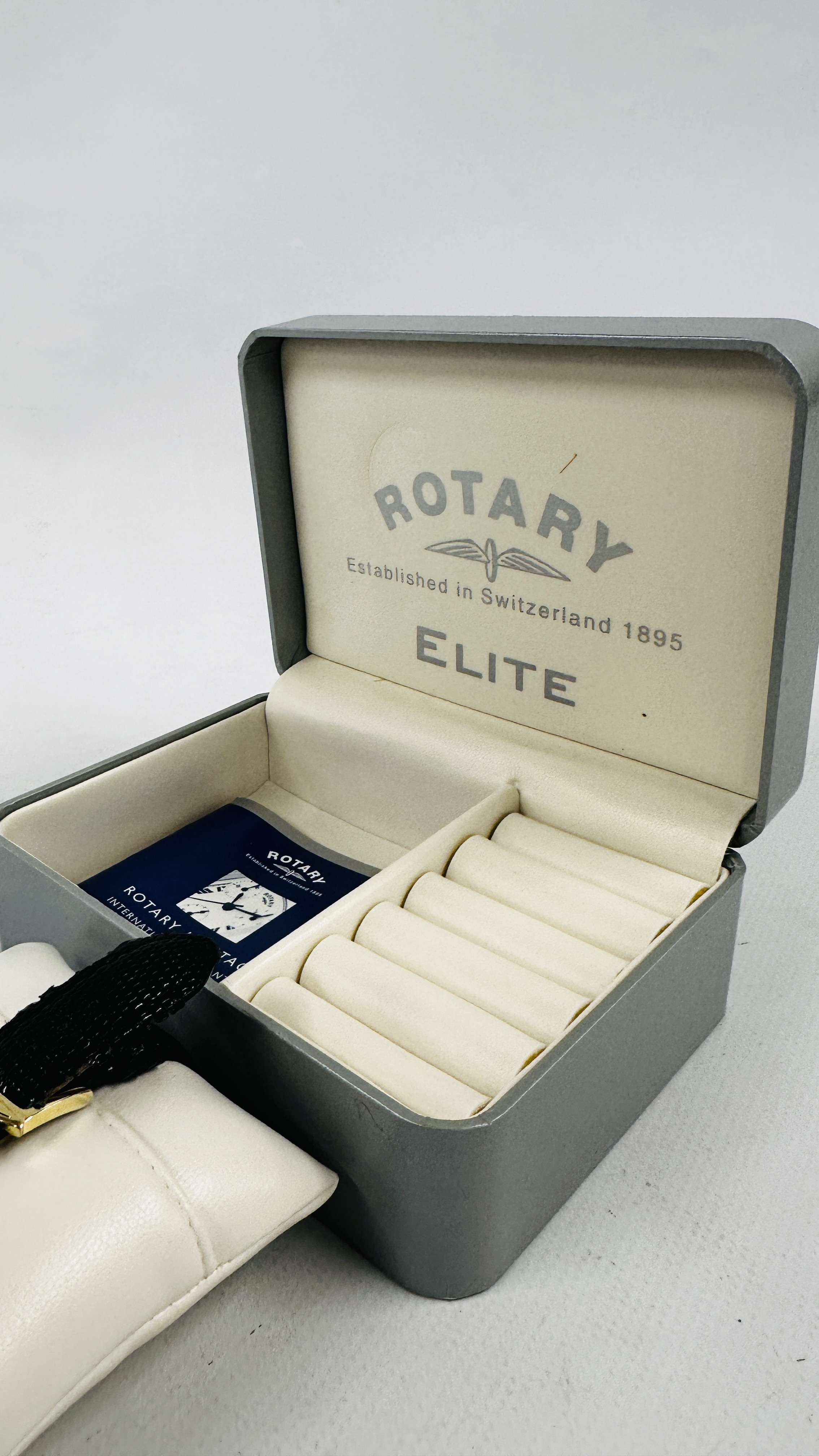 A GENT'S ROTARY ELITE 9CT GOLD CASED WRIST WATCH ON A BLACK LEATHER STRAP (BOXED). - Image 7 of 7