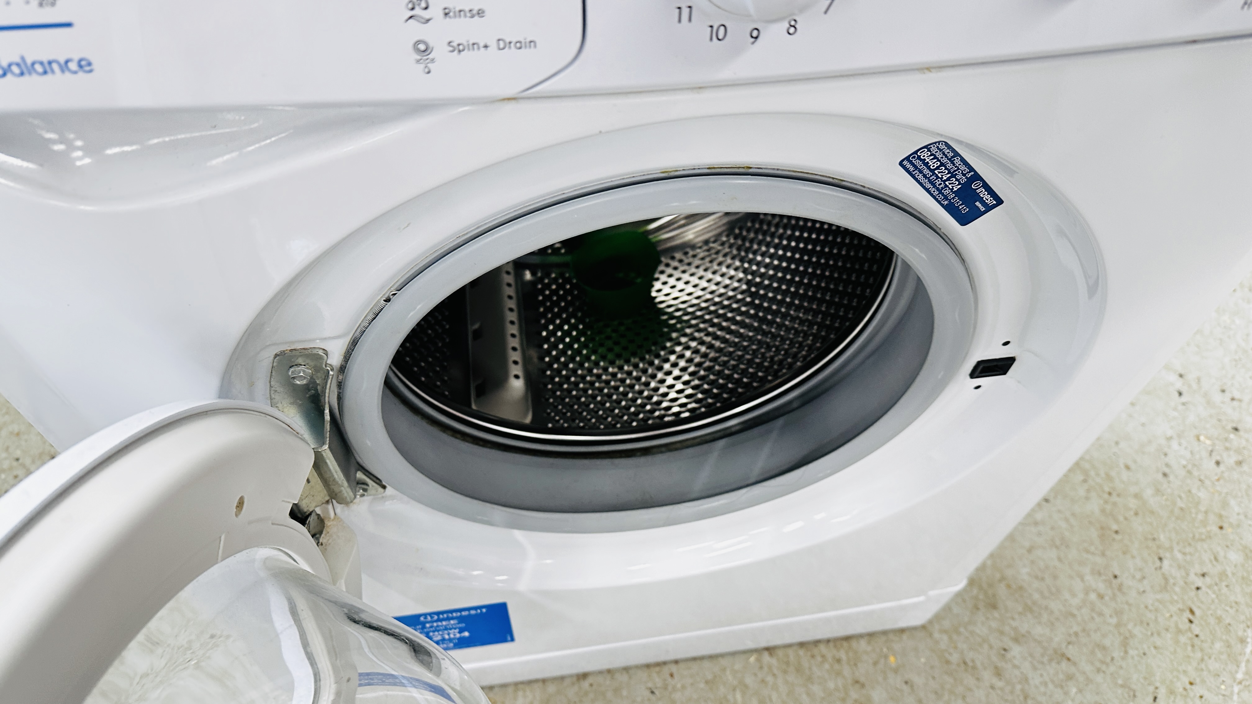 INDESIT 1WD61450 WASHING MACHINE - SOLD AS SEEN. - Image 8 of 8