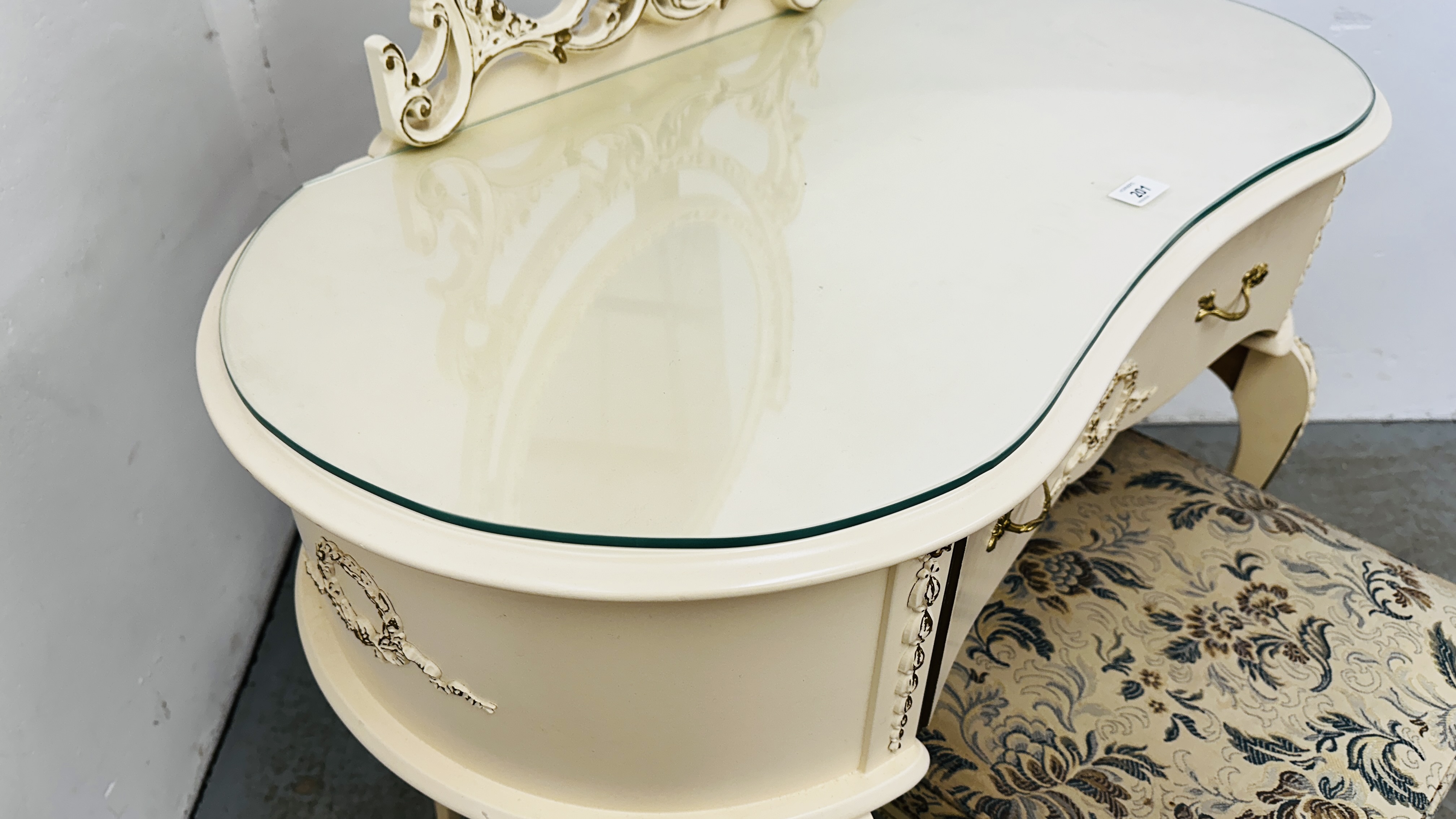 A CONTINENTAL DESIGN KIDNEY SHAPE CREAM FINISH DRESSING TABLE WITH MATCHING DRESSING STOOL, - Bild 6 aus 9