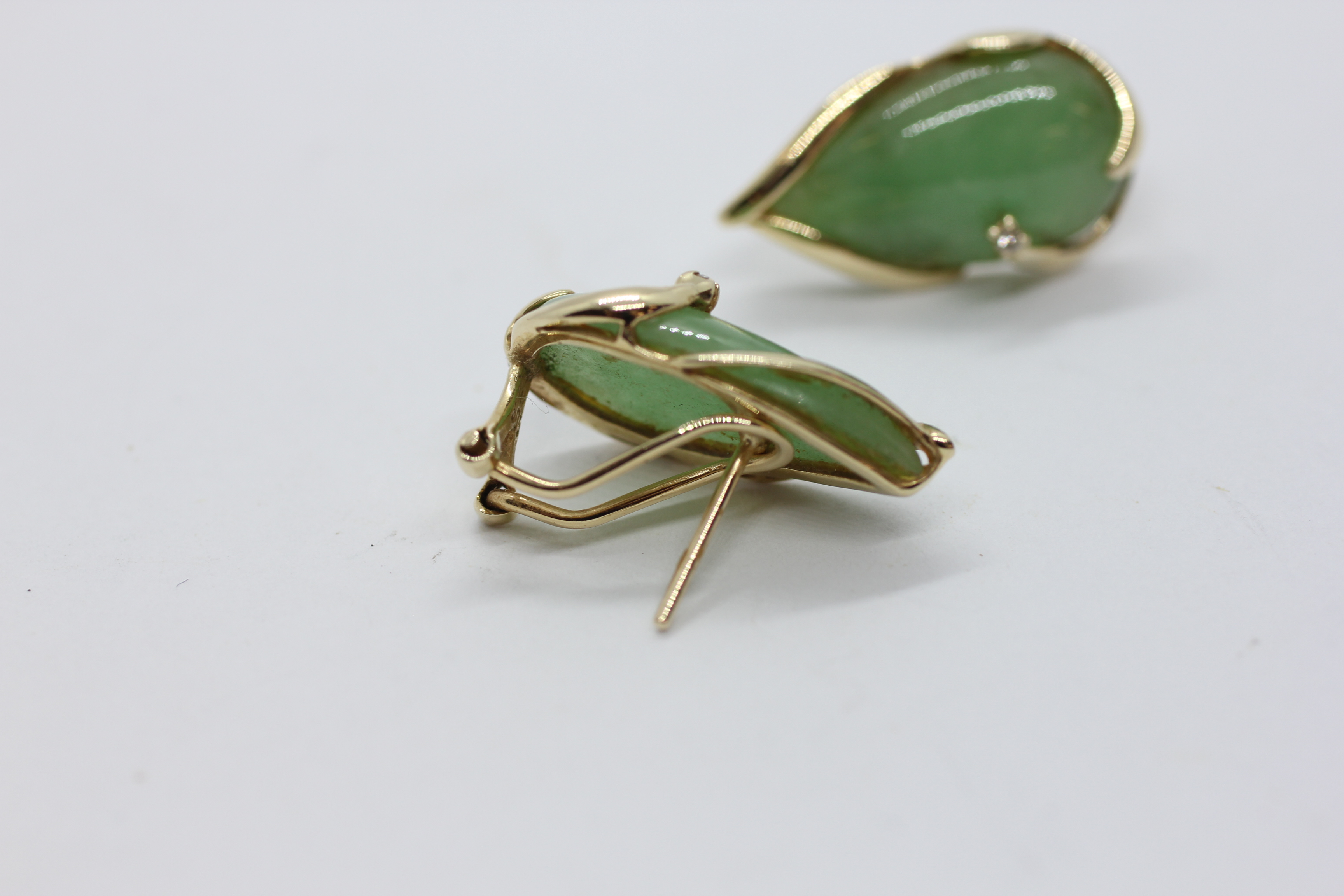 A PAIR OF 14CT GOLD JADE AND DIAMOND DESIGNER EARRINGS. - Image 4 of 7