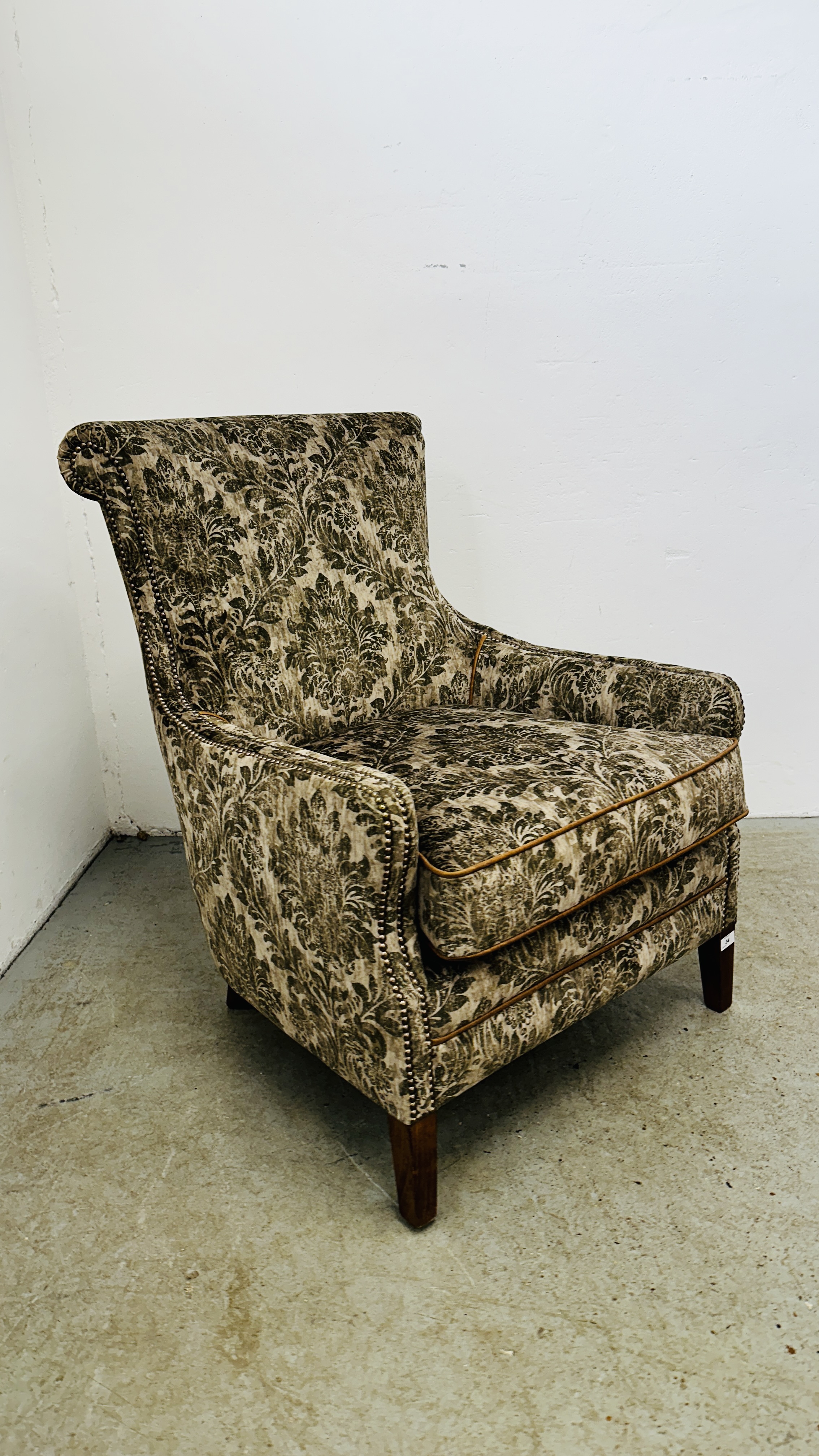 A GOOD QUALITY MODERN ARM CHAIR UPHOLSTERED IN GREEN JUNGLE PATTERNED FABRIC. - Bild 3 aus 17