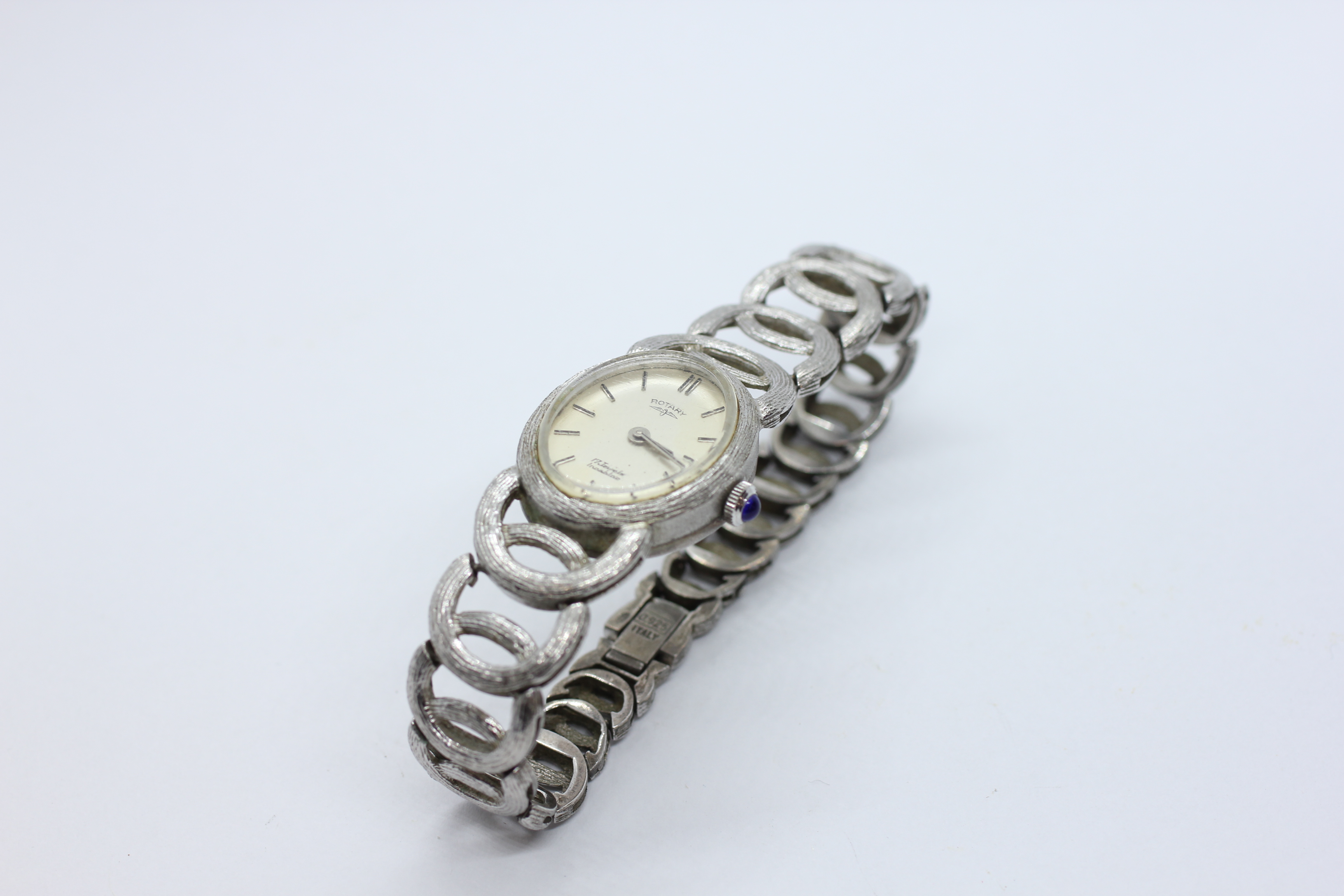 A LADIES SILVER ROTARY WRIST WATCH ON LINKED BRACELET.