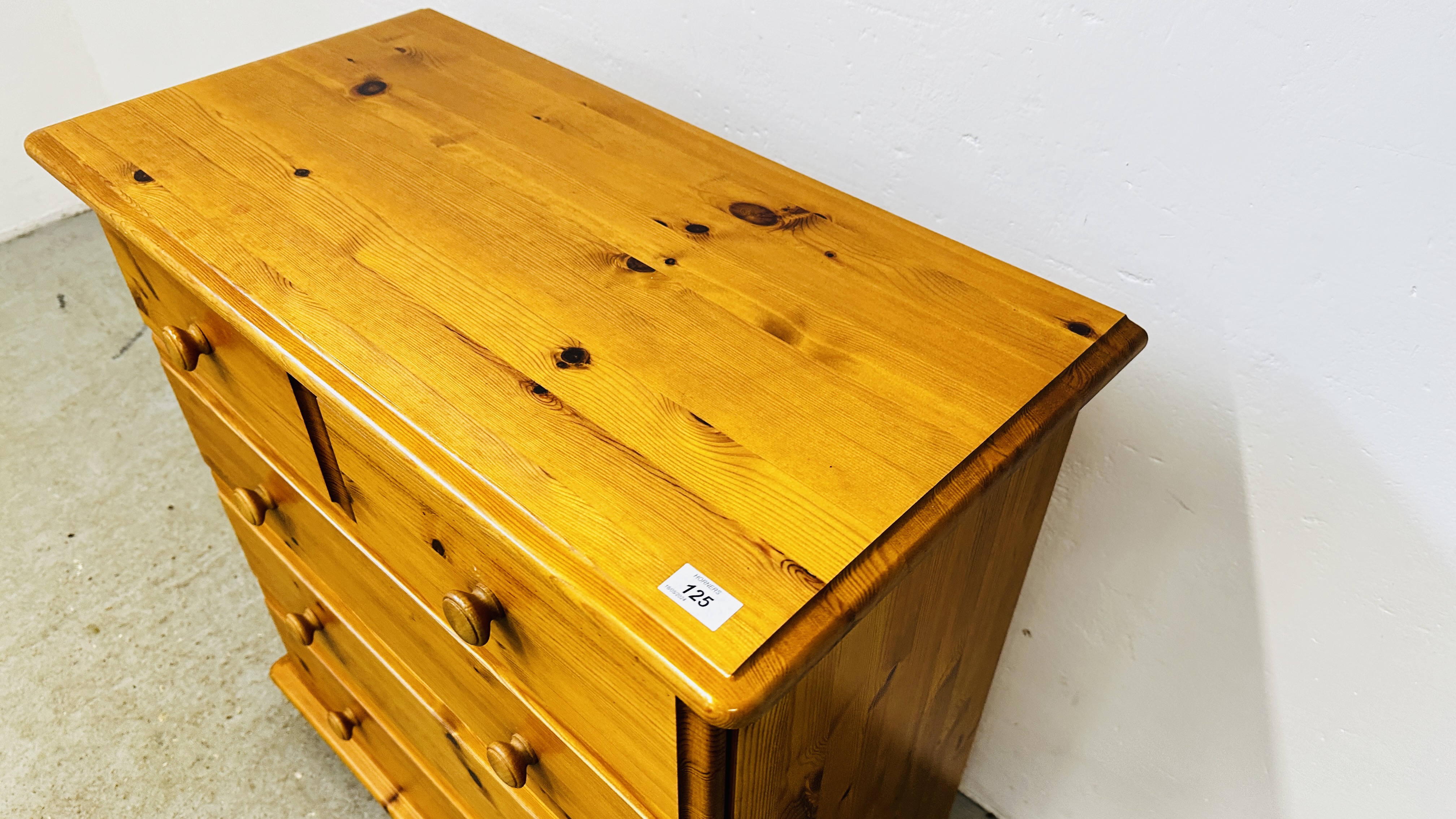 A MODERN HONEY PINE CHEST OF DRAWERS, 2 SHORT OVER 3 LONG, W 81CM, D 41CM, H 83CM. - Bild 4 aus 9