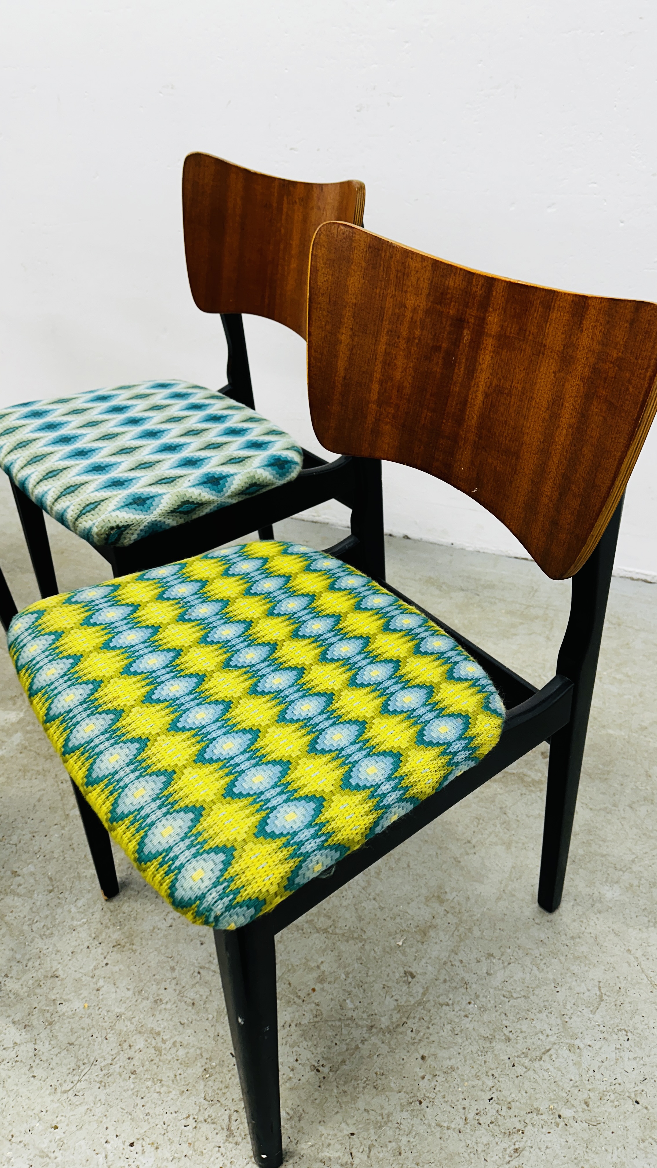 A SET OF 4 MID CENTURY DINING CHAIRS. - Image 6 of 19