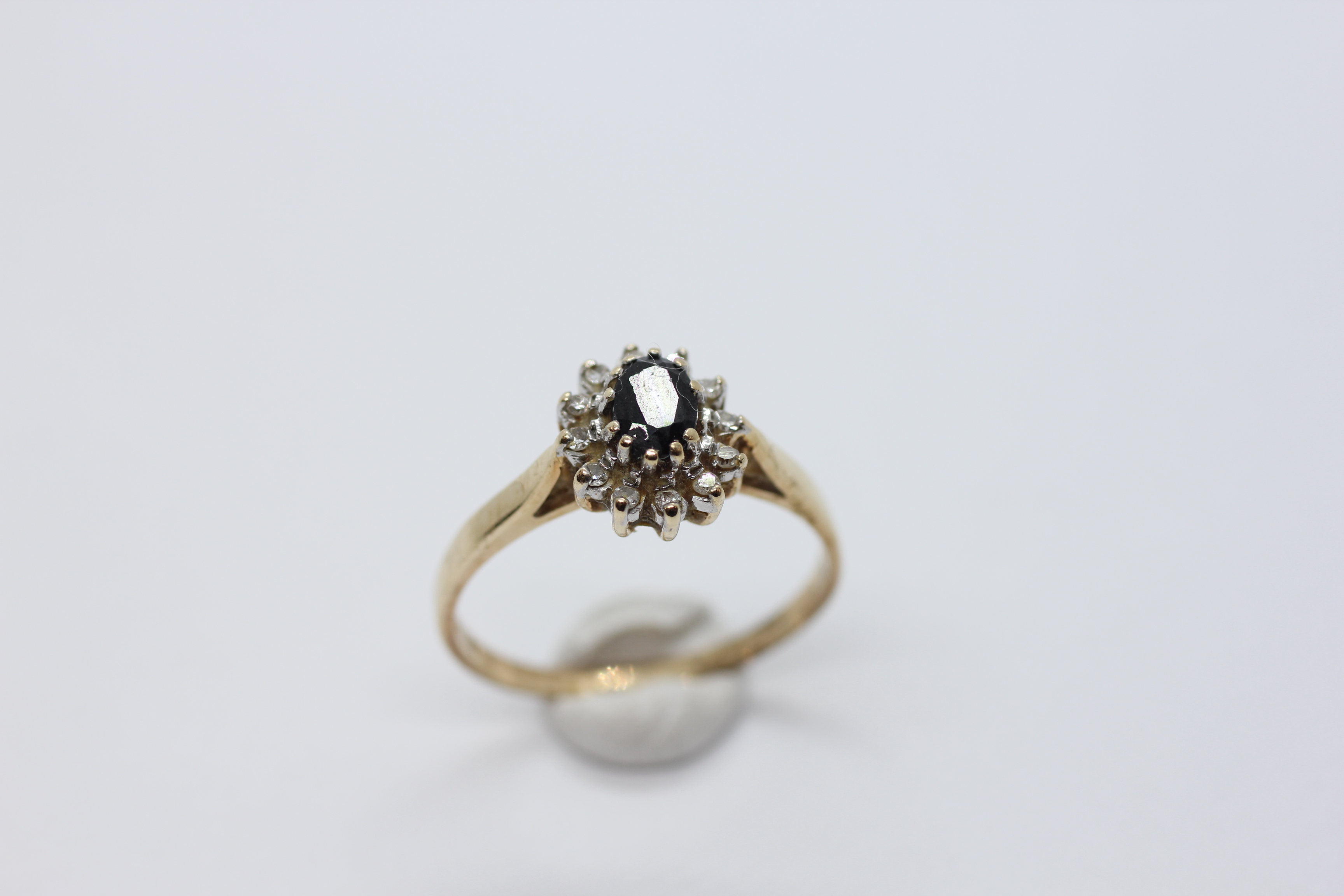 A 9CT GOLD DIAMOND AND SAPPHIRE CLUSTER RING. - Image 2 of 8