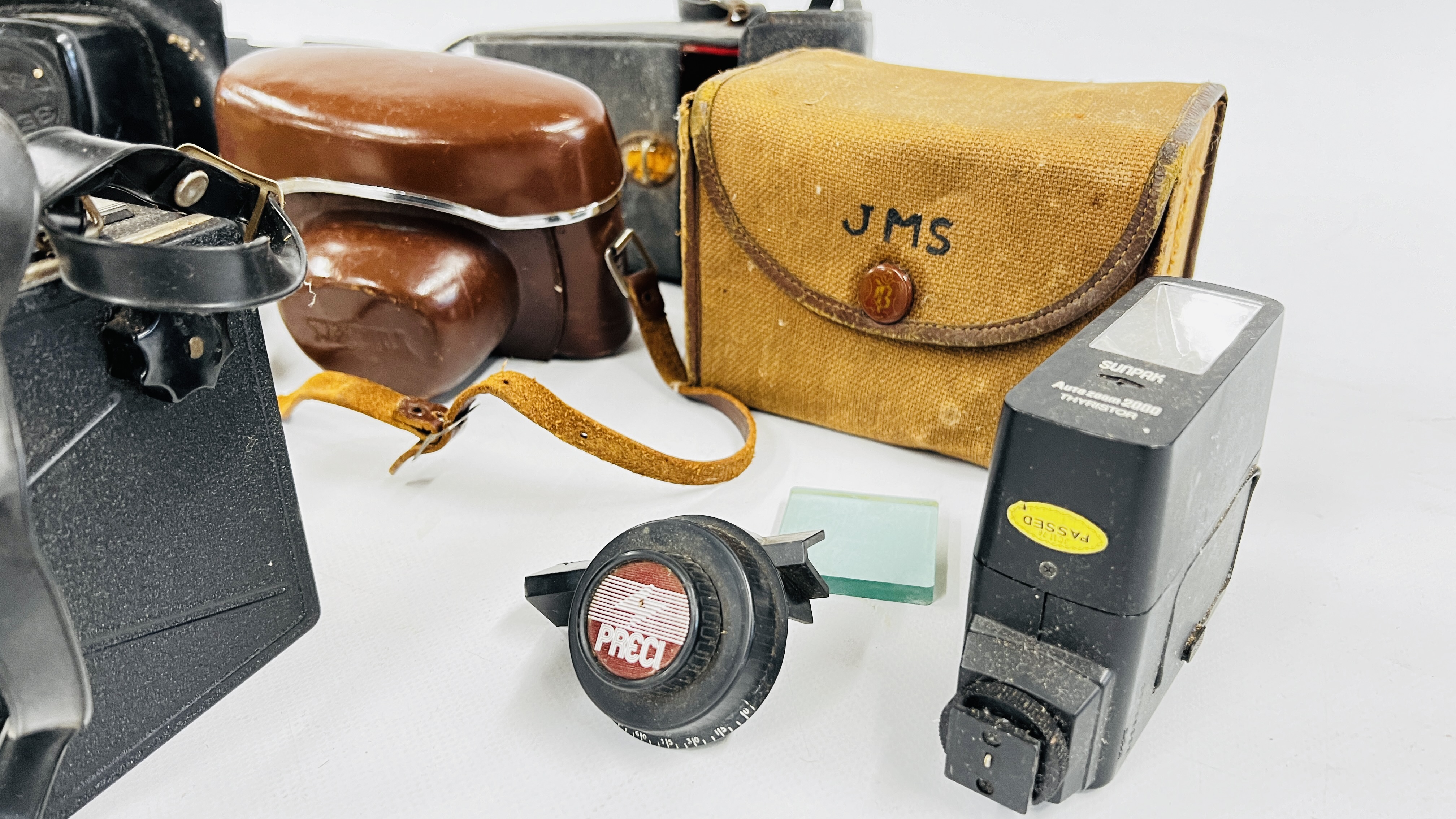 A BOX OF VINTAGE CAMERAS TO INCLUDE A KODAK BROWNIE 127, CORONET, YASHICA M612 6617 35MM CAMERA ETC. - Image 4 of 8