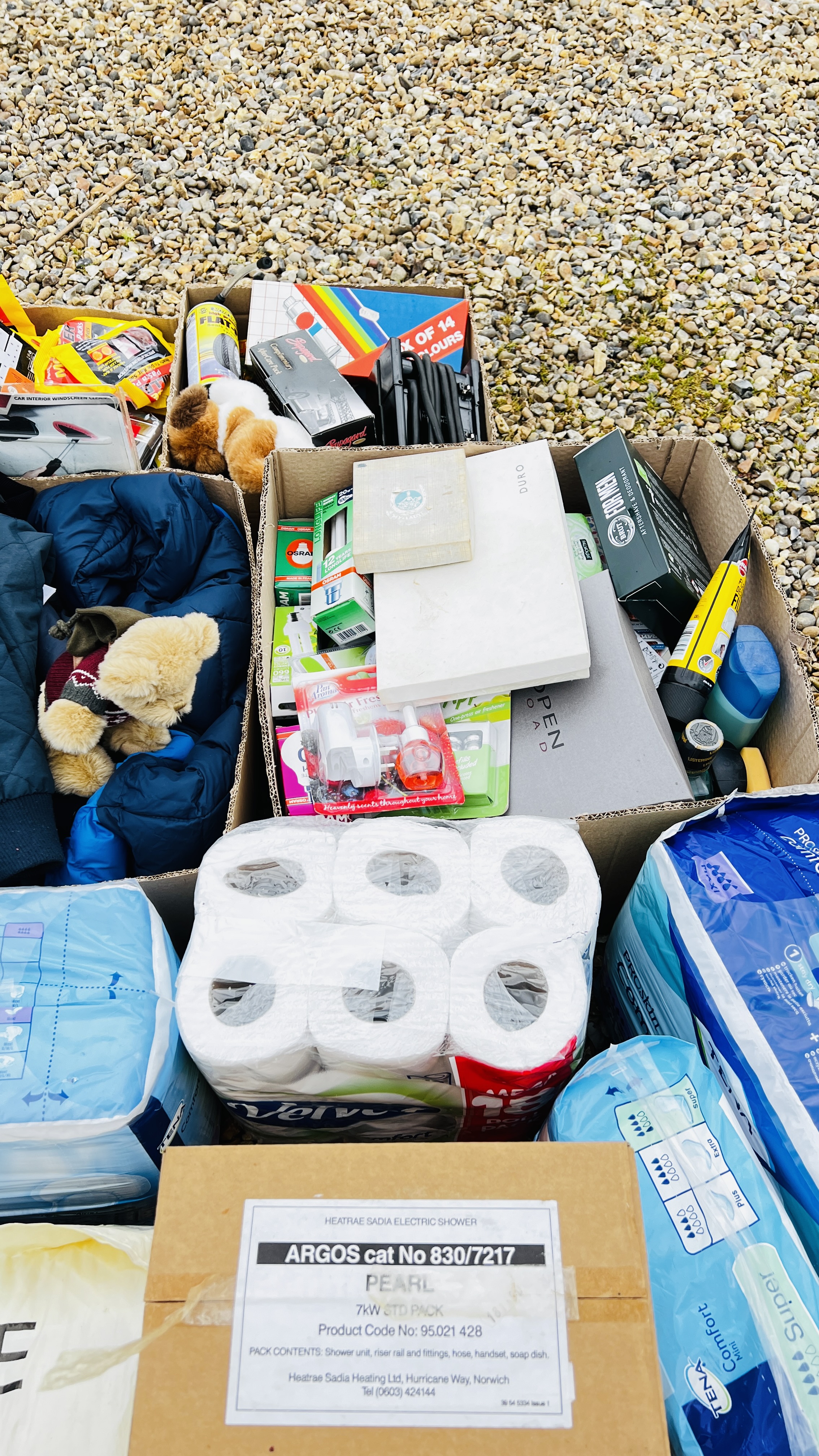 8 X BOXES CONTAINING A GROUP OF HOUSEHOLD CLEANING PRODUCTS, AS NEW LINEN & SHOES, CLOTHES, - Image 8 of 8