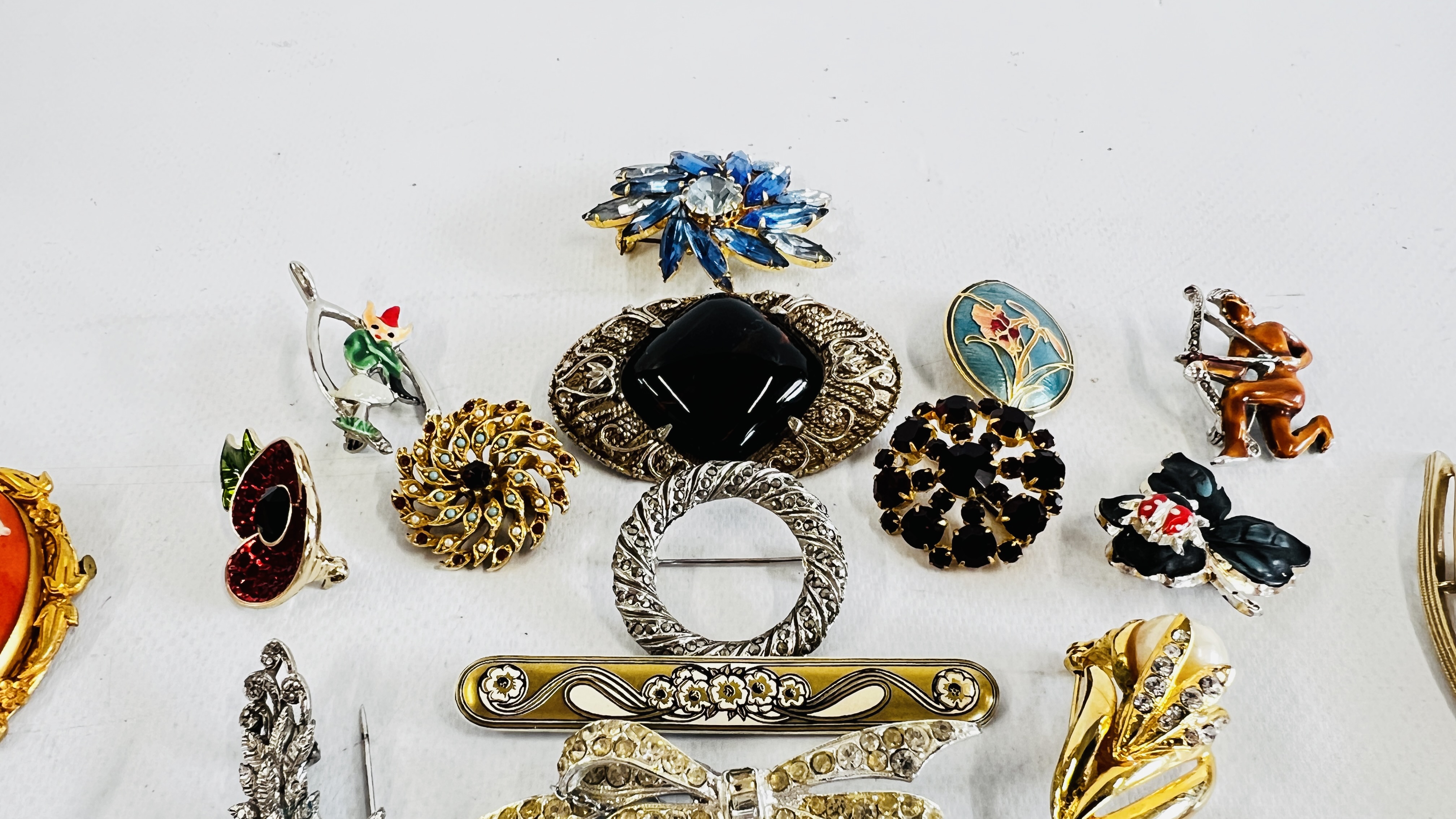 33 ASSORTED VINTAGE COSTUME BROOCHES INCLUDING ANIMALS, OWLS, TIGERS EYE, BIRDS ETC. - Image 5 of 5