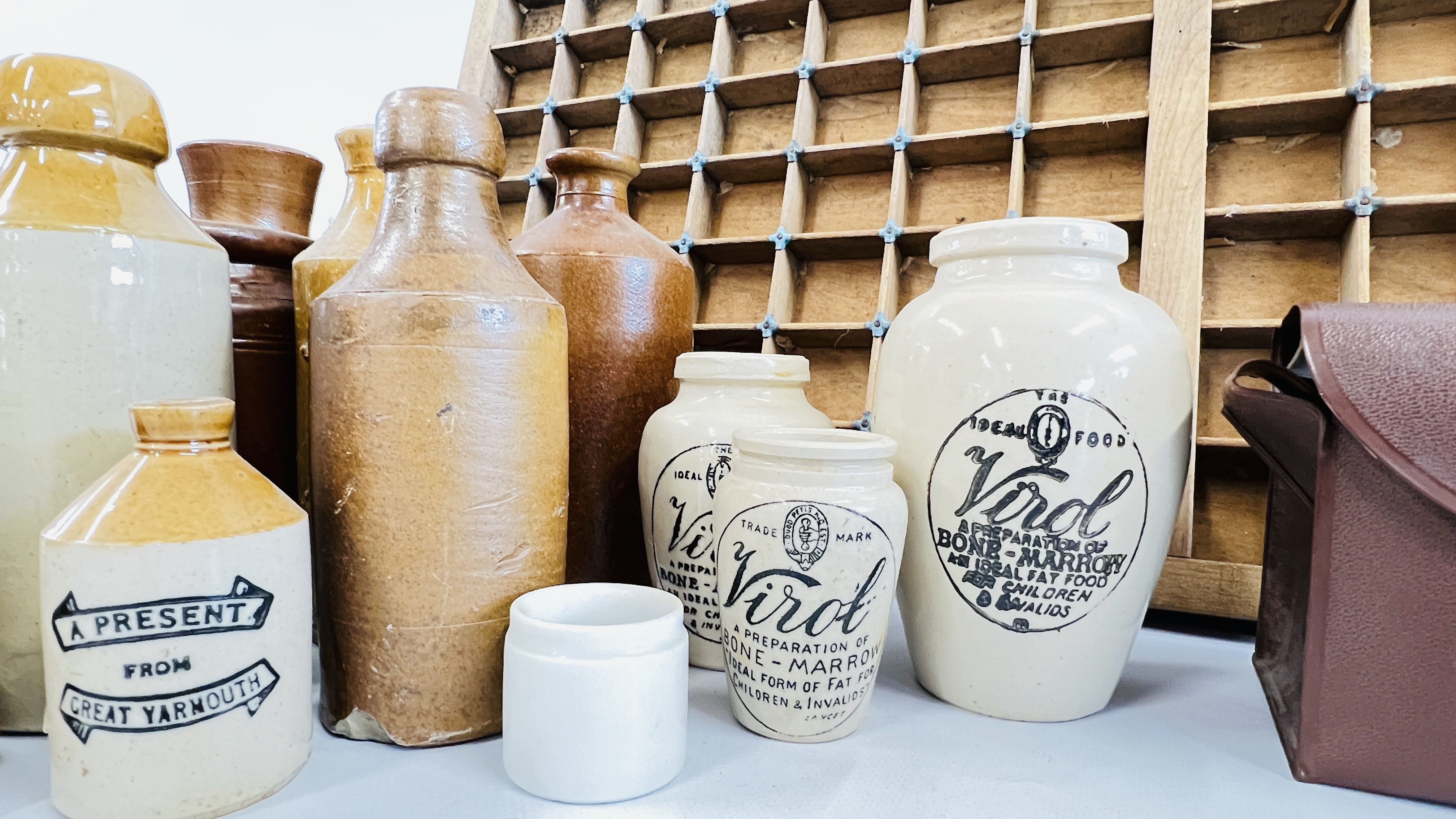 A PRINTERS TRAY ALONG WITH A COLLECTION OF SIXTEEN OLD STONEWARE BOTTLES AND JARS TO INCLUDE VIROL - Bild 4 aus 8