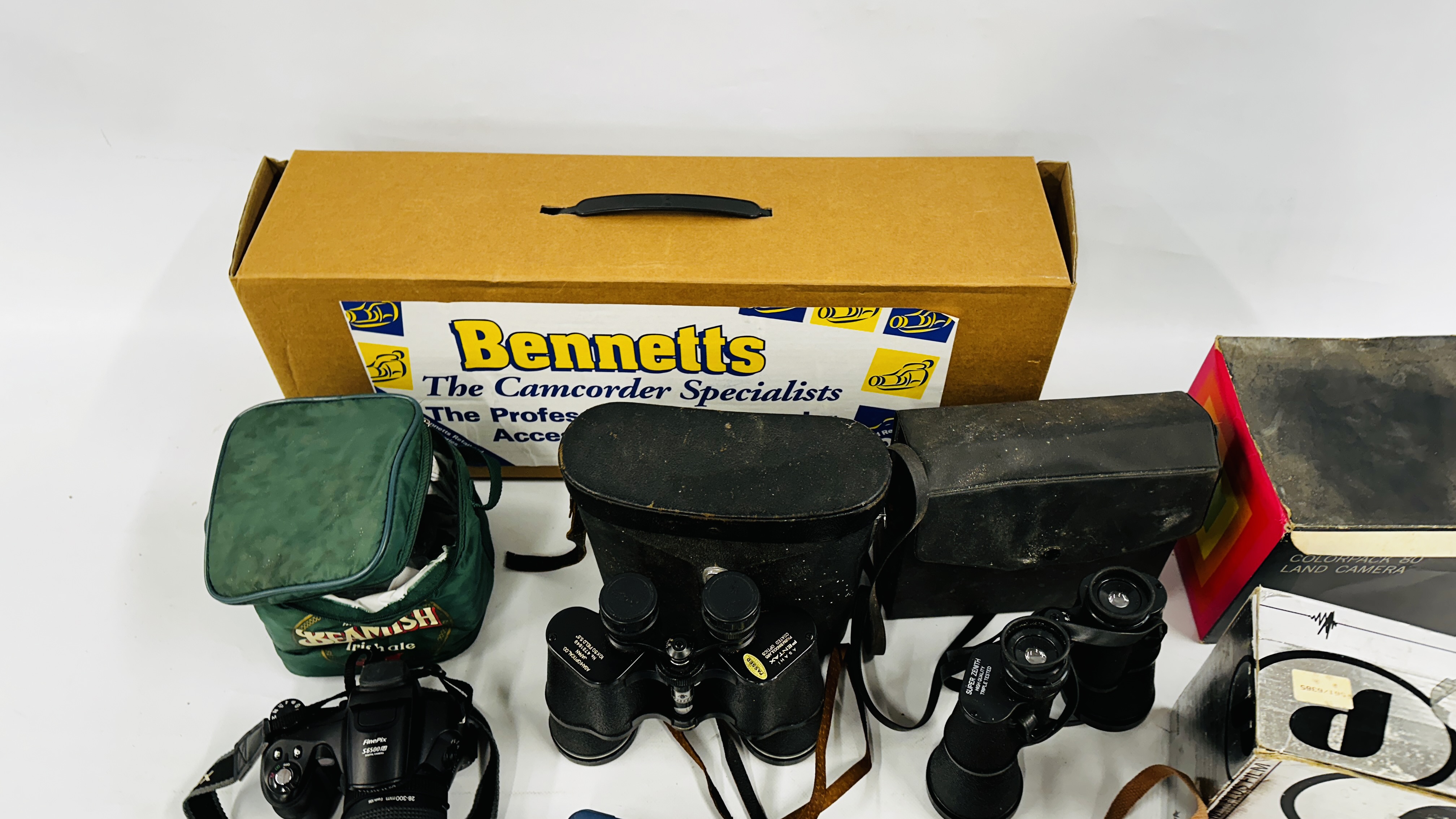 A BOX CONTAINING A GROUP OF CAMERAS AND EQUIPMENT TO INCLUDE POLAROID, - Image 13 of 13