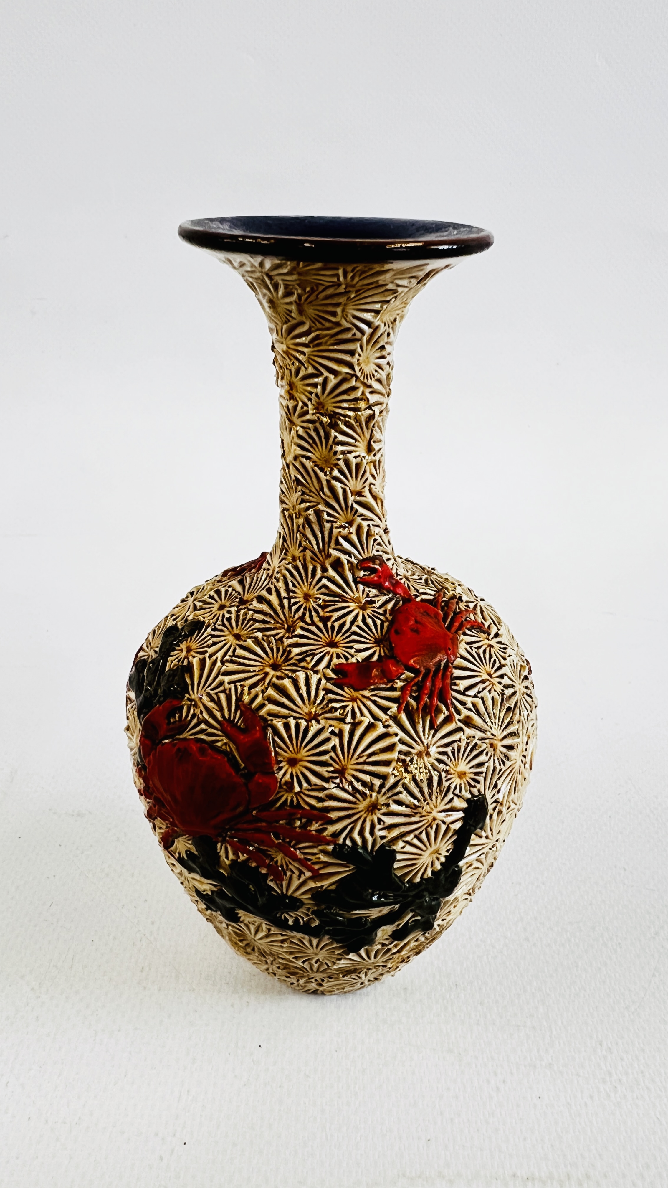 AN UNUSUAL DOULTON LAMBETH VASE DEPICTING CRAB AND SEAWEED DECORATION H 12.5CM.