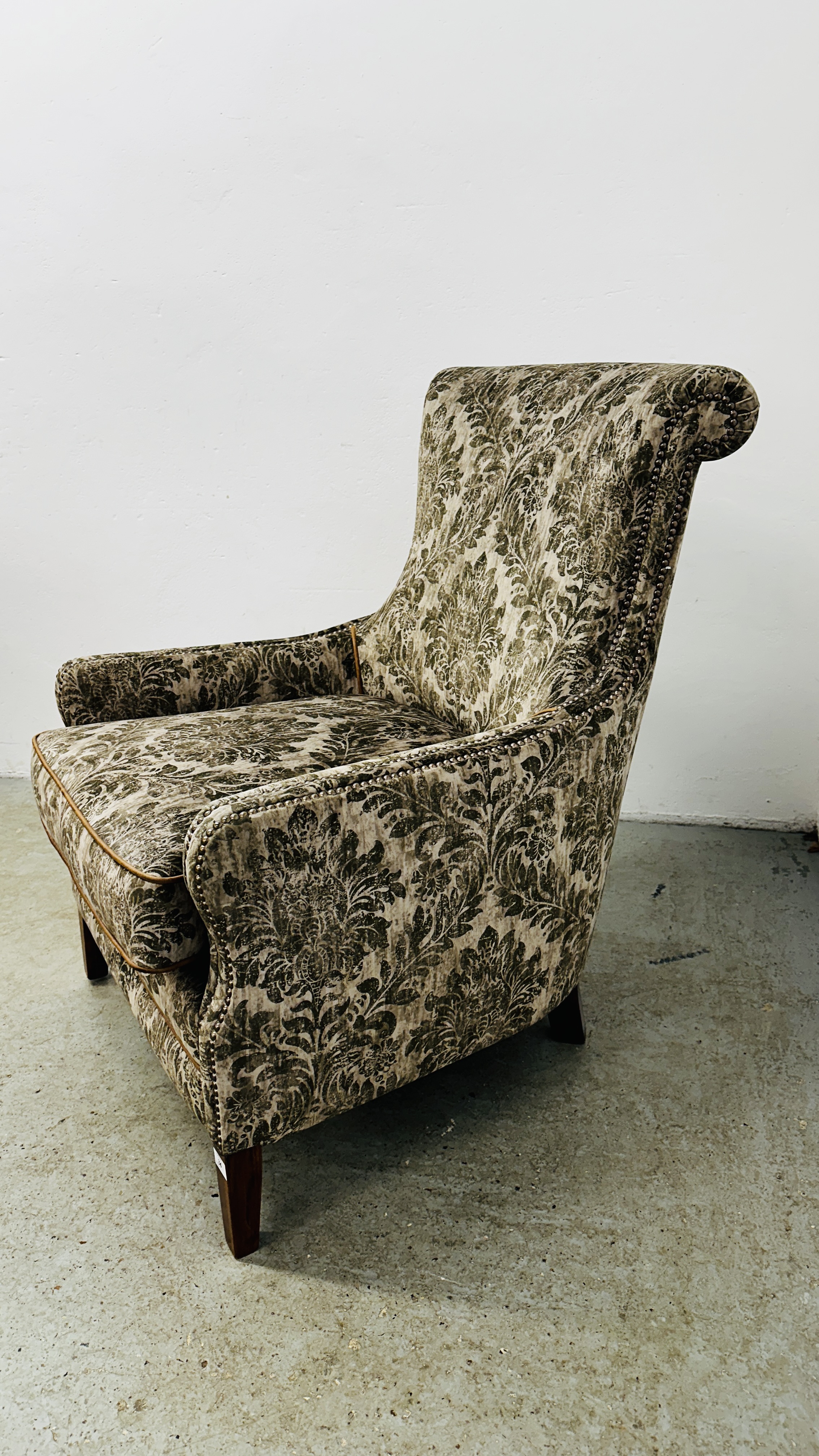 A GOOD QUALITY MODERN ARM CHAIR UPHOLSTERED IN GREEN JUNGLE PATTERNED FABRIC. - Bild 6 aus 17