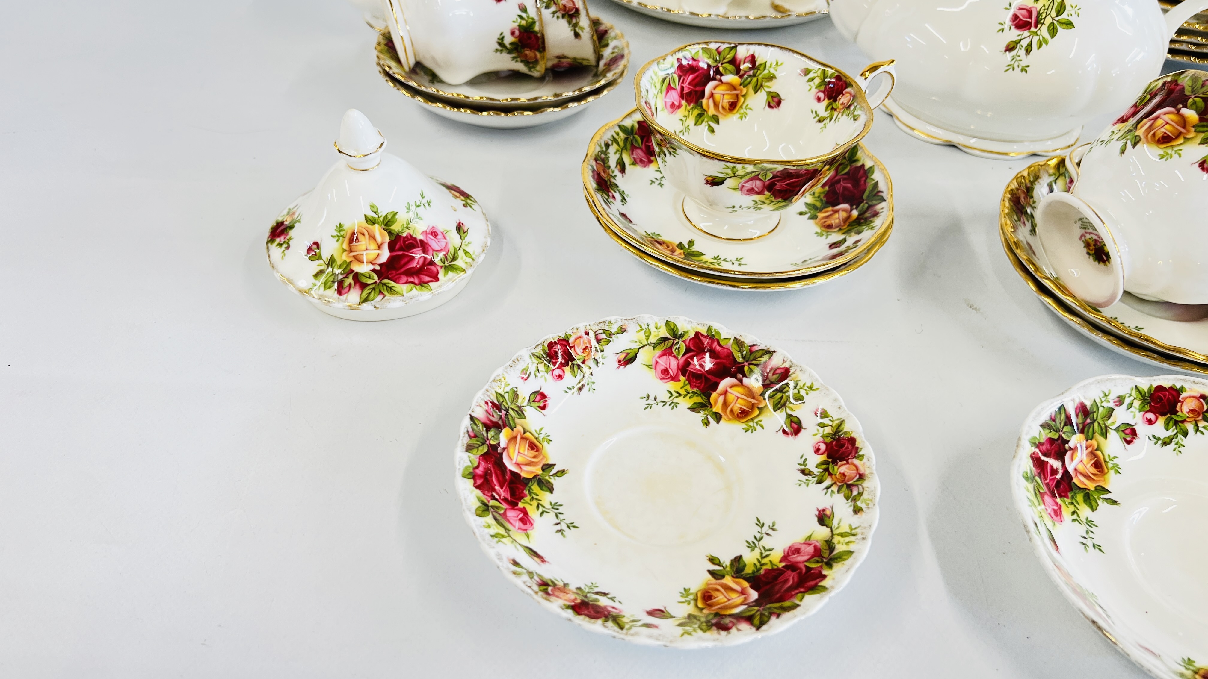 A COLLECTION OF ROYAL ALBERT OLD COUNTRY ROSES TEA AND DINNER WARE, APPROX 41 PIECES. - Bild 3 aus 10