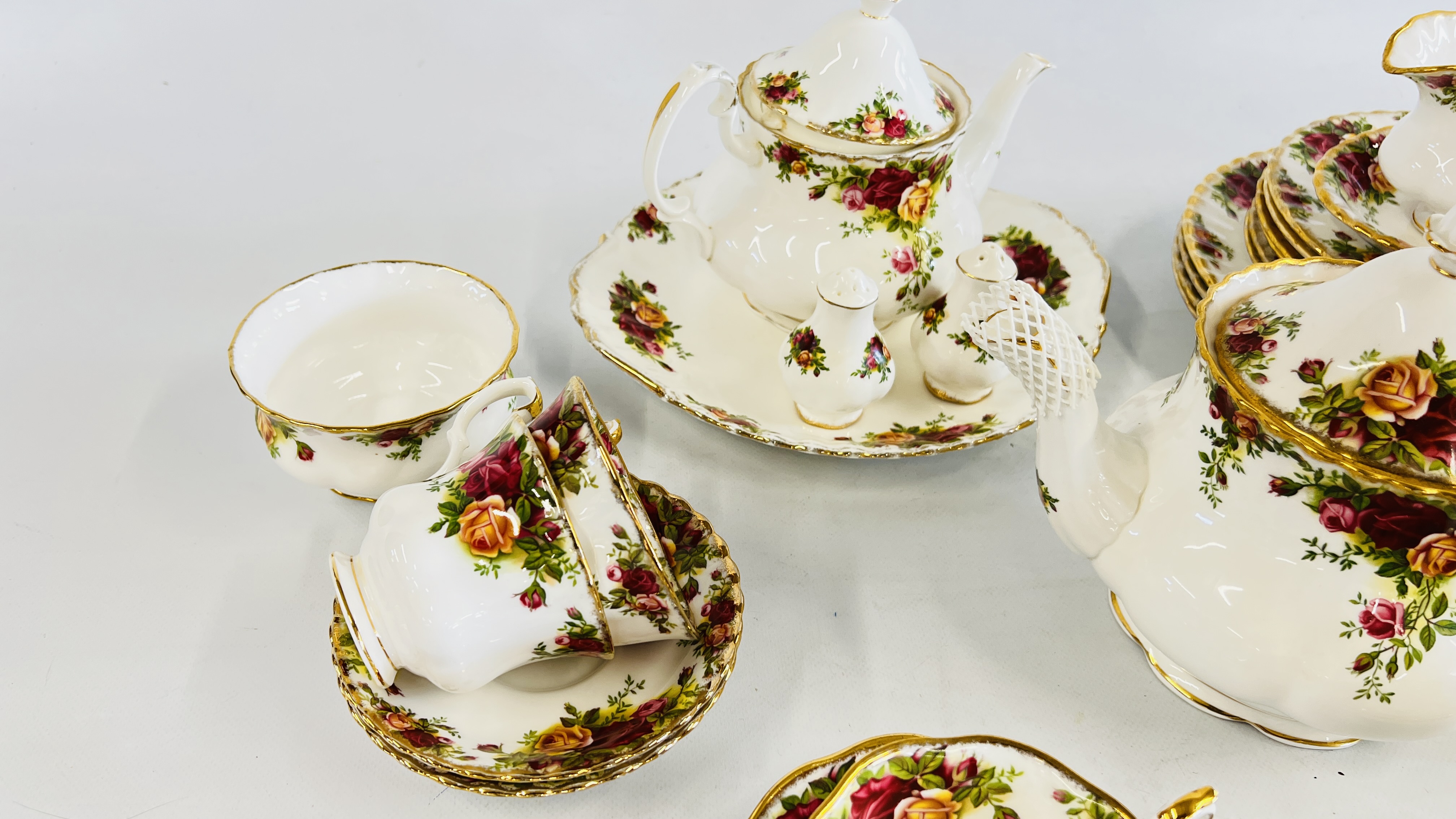 A COLLECTION OF ROYAL ALBERT OLD COUNTRY ROSES TEA AND DINNER WARE, APPROX 41 PIECES. - Bild 2 aus 10