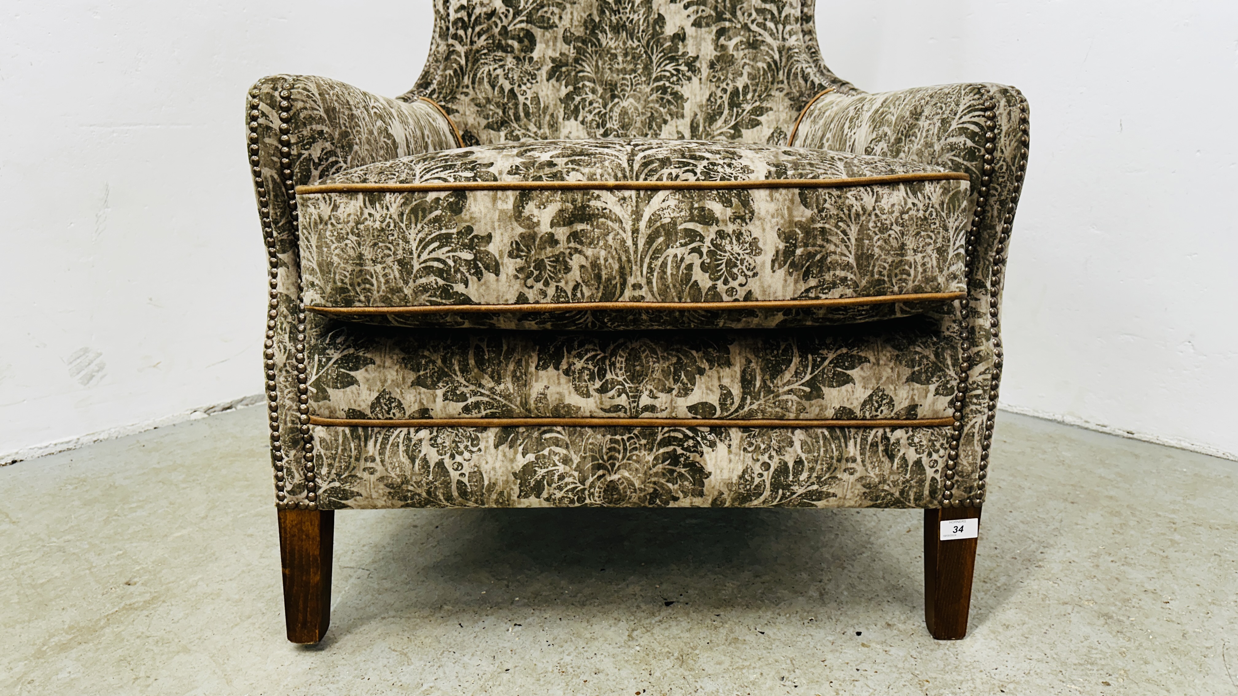 A GOOD QUALITY MODERN ARM CHAIR UPHOLSTERED IN GREEN JUNGLE PATTERNED FABRIC. - Bild 14 aus 17