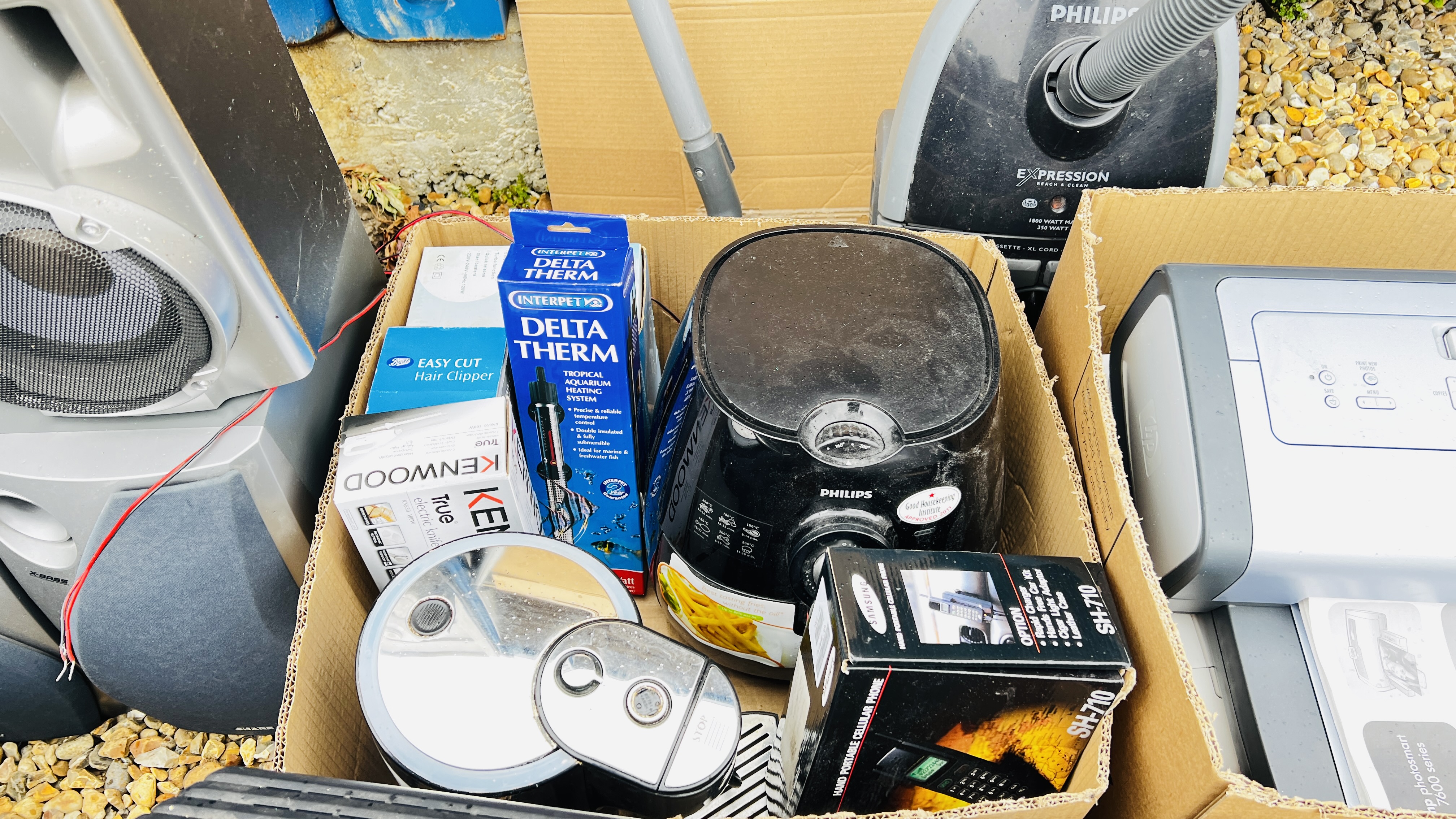 A GROUP OF HOUSEHOLD ELECTRICALS AND HI-FI EQUIPMENT TO INCLUDE RUSSELL HOBBS KETTLE & IRON, - Bild 6 aus 9