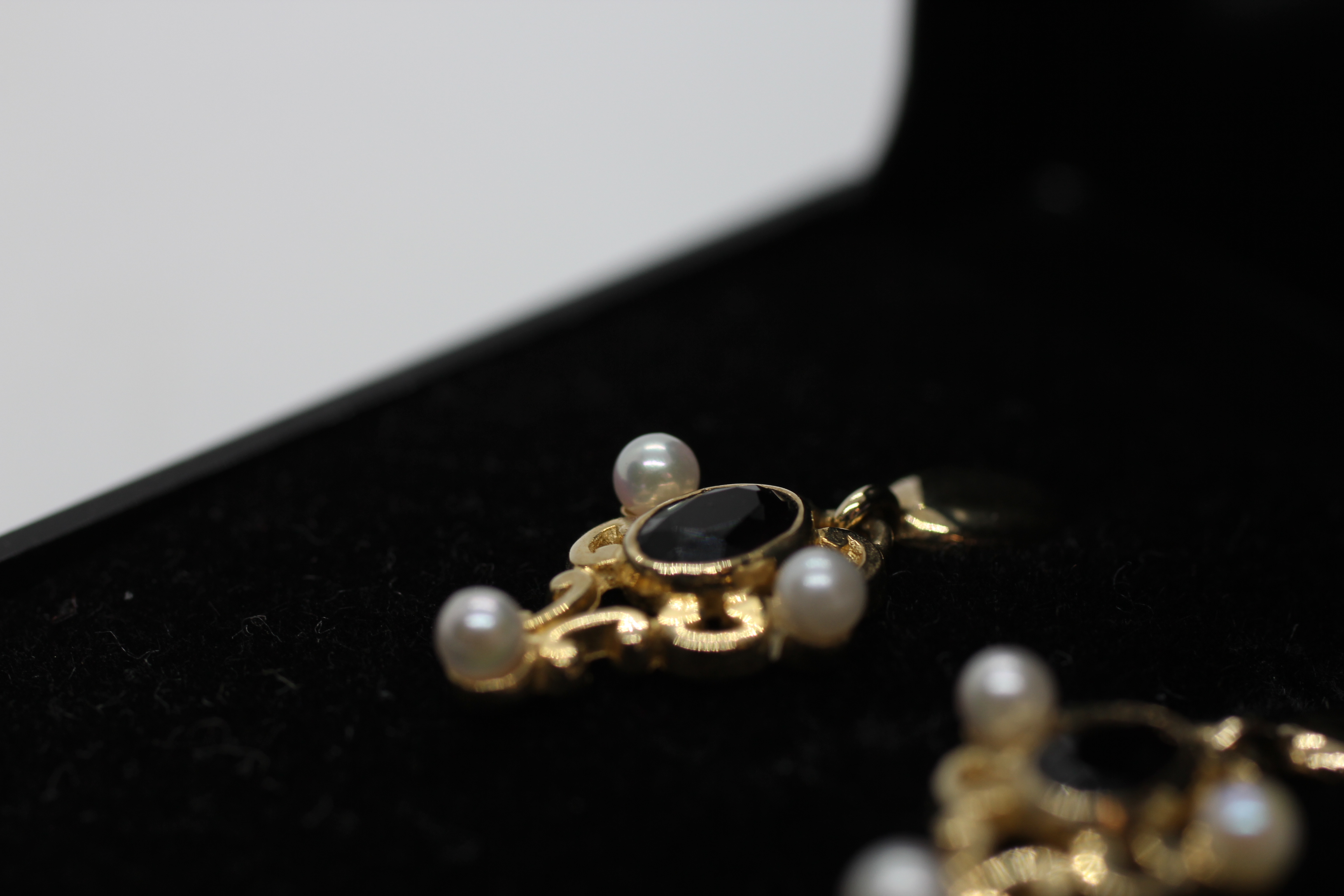 PAIR OF 9CT GOLD GARNET AND PEARL DESIGNER EARRINGS. - Image 7 of 7