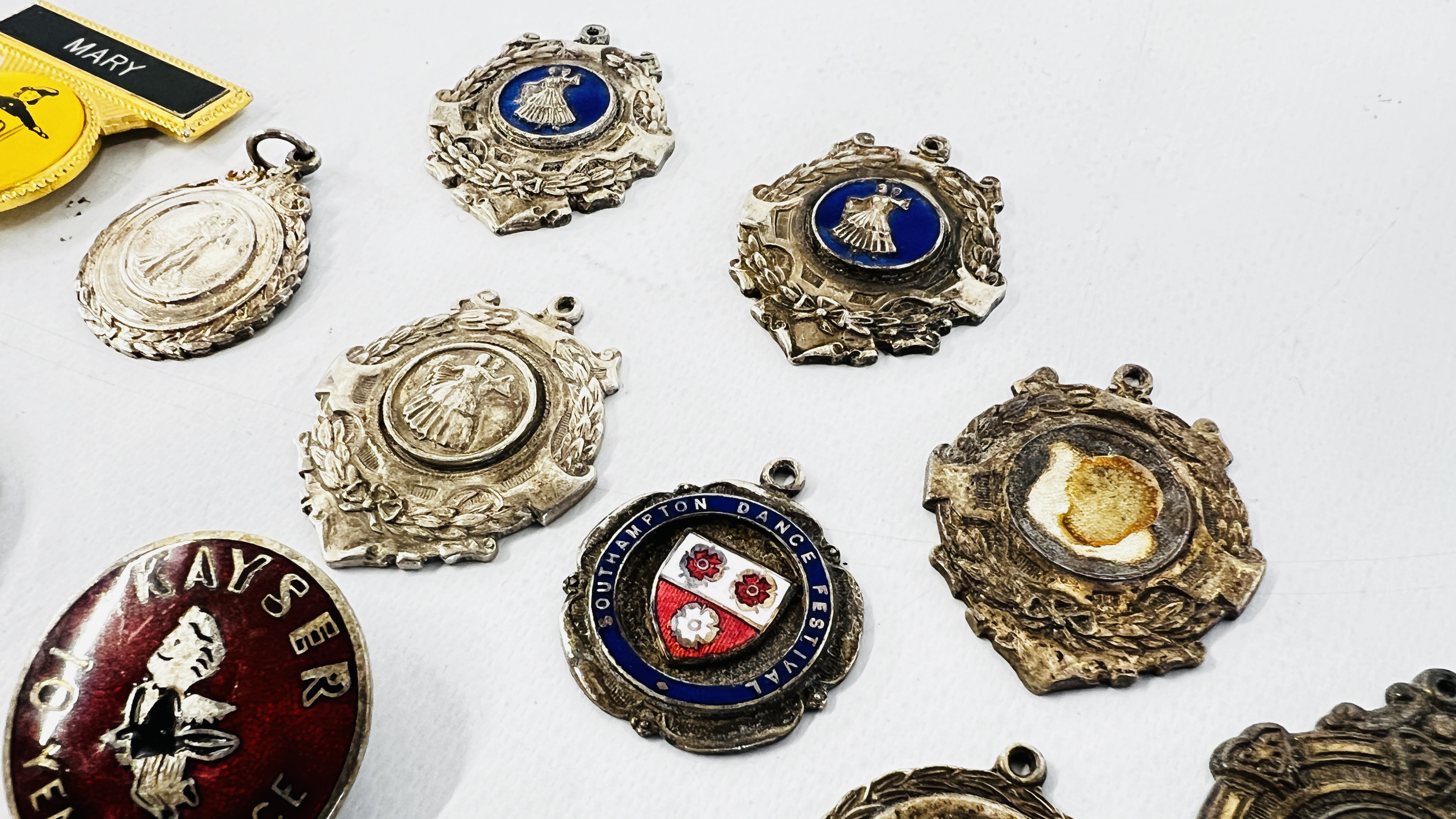 A GROUP OF VINTAGE MEDALS TO INCLUDE SILVER AND ENAMELLED EXAMPLES ALONG WITH AN ENAMELLED EXAMPLE - Image 4 of 7
