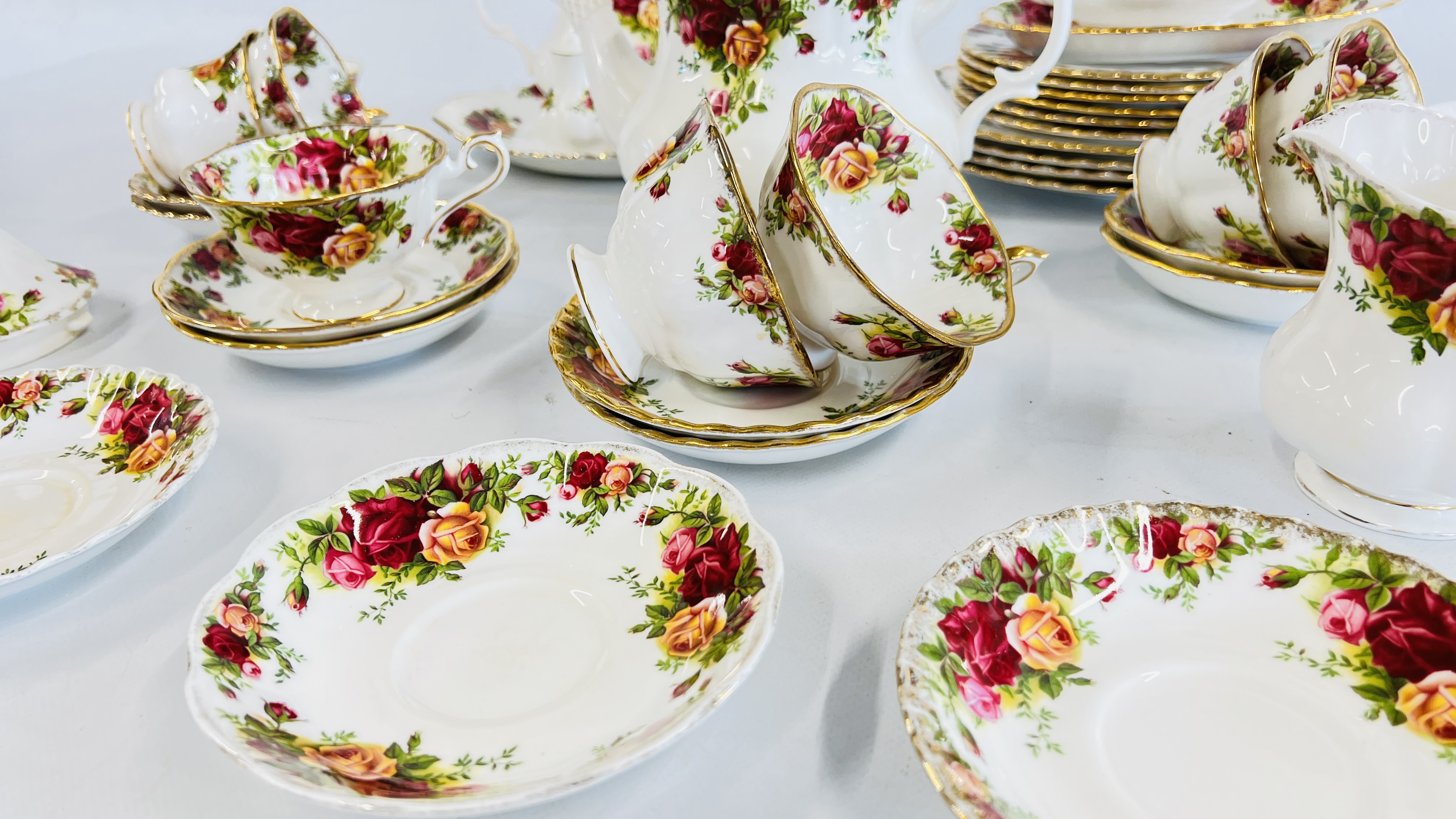 A COLLECTION OF ROYAL ALBERT OLD COUNTRY ROSES TEA AND DINNER WARE, APPROX 41 PIECES. - Bild 4 aus 10