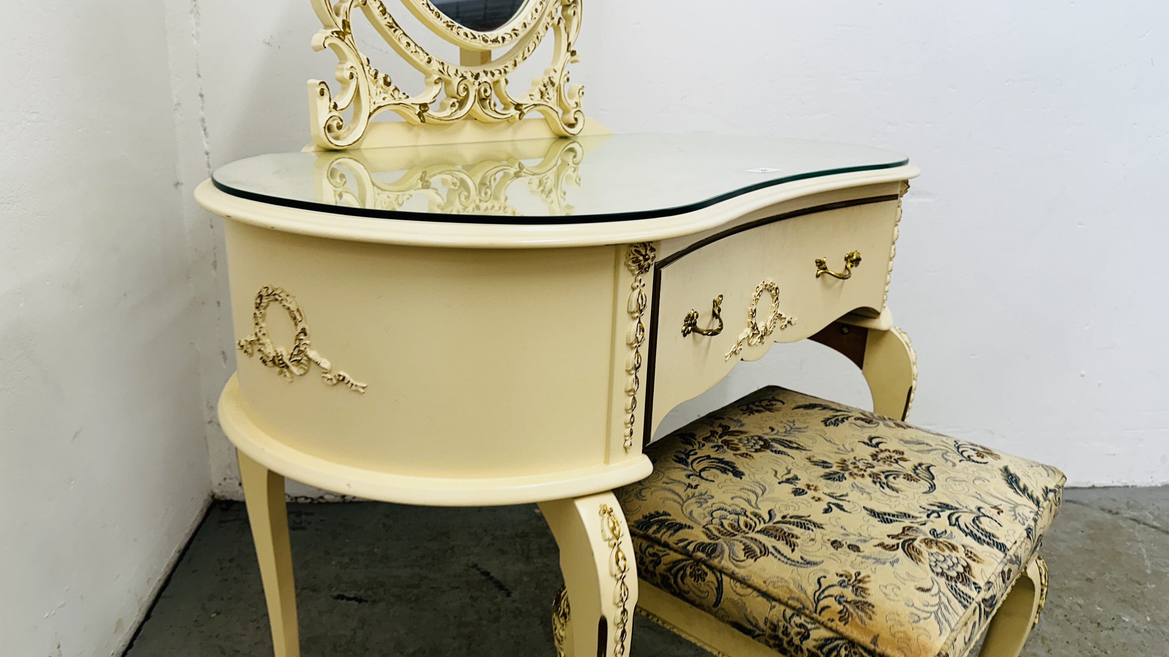 A CONTINENTAL DESIGN KIDNEY SHAPE CREAM FINISH DRESSING TABLE WITH MATCHING DRESSING STOOL, - Bild 5 aus 9