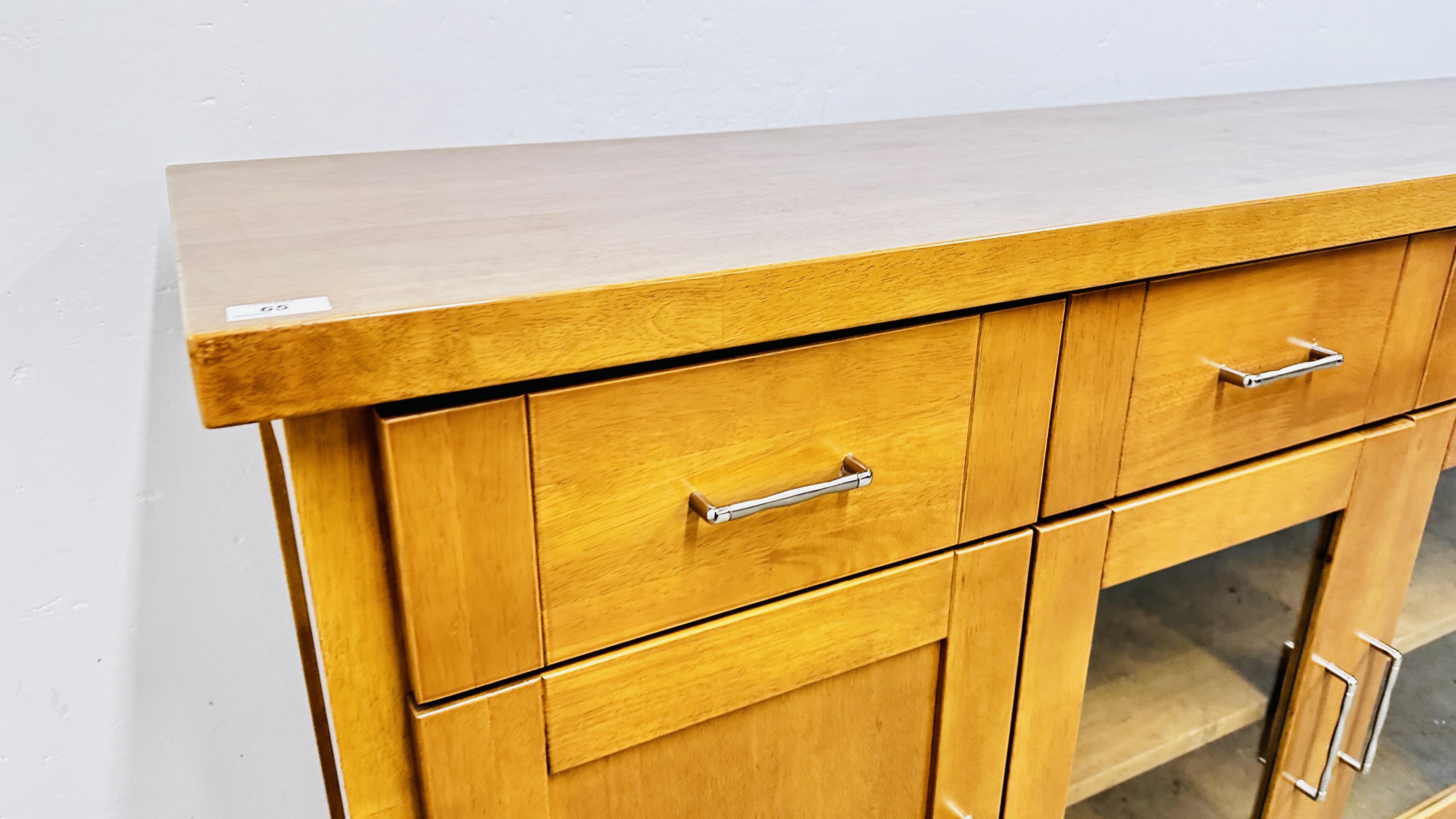 A GOOD QUALITY MODERN BEECH WOOD FOUR DRAWER FOUR DOOR DRESSER BASE - LENGTH 172CM D 46CM H 89CM. - Bild 13 aus 17