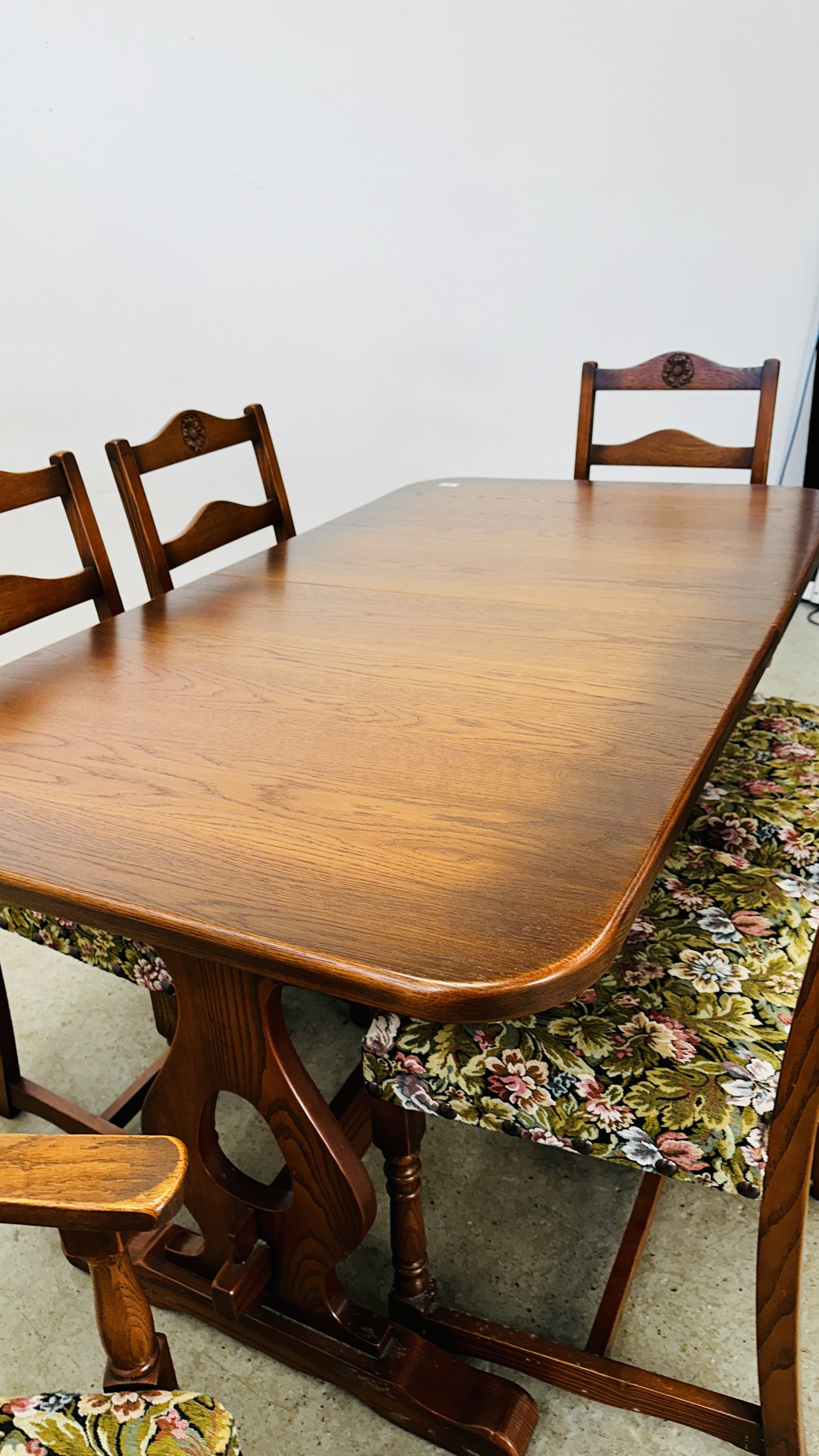 OLD CHARM STYLE EXTENDING DINING TABLE AND SET OF SIX DINING CHAIRS - TABLE 153CM X 84CM (199CM - Bild 15 aus 15