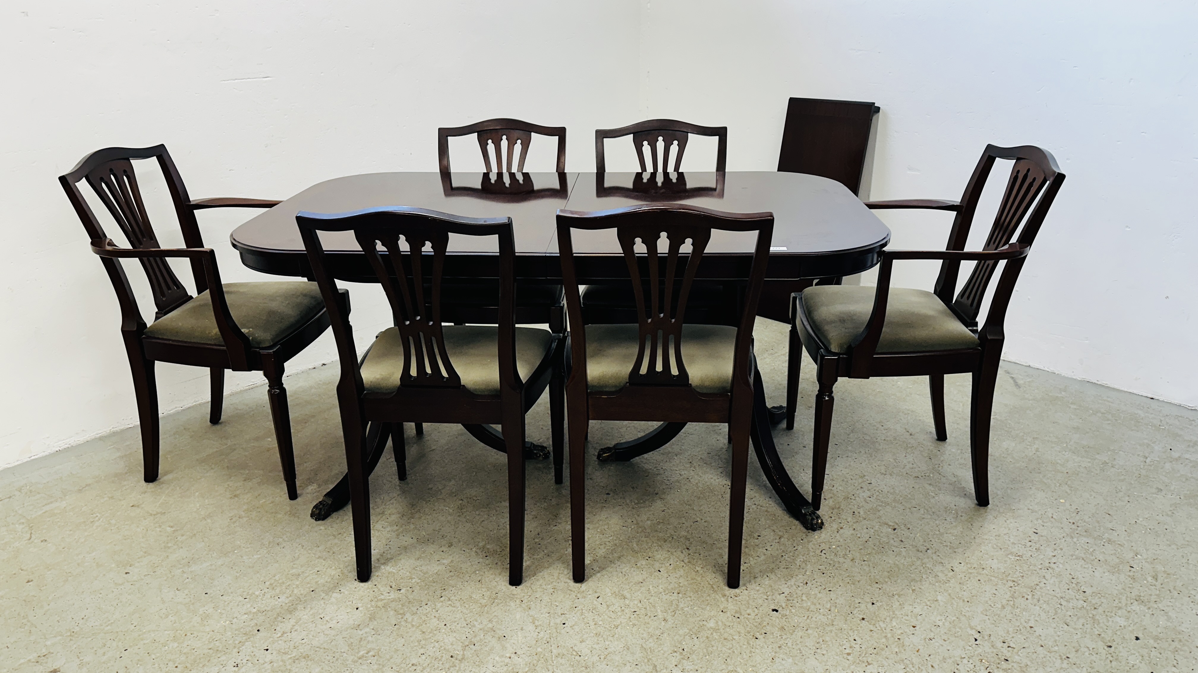 REPRODUCTION TWIN PEDESTAL MAHOGANY FINISH DINING TABLE ALONG WITH A SET OF 6 CHAIRS. - Bild 2 aus 16