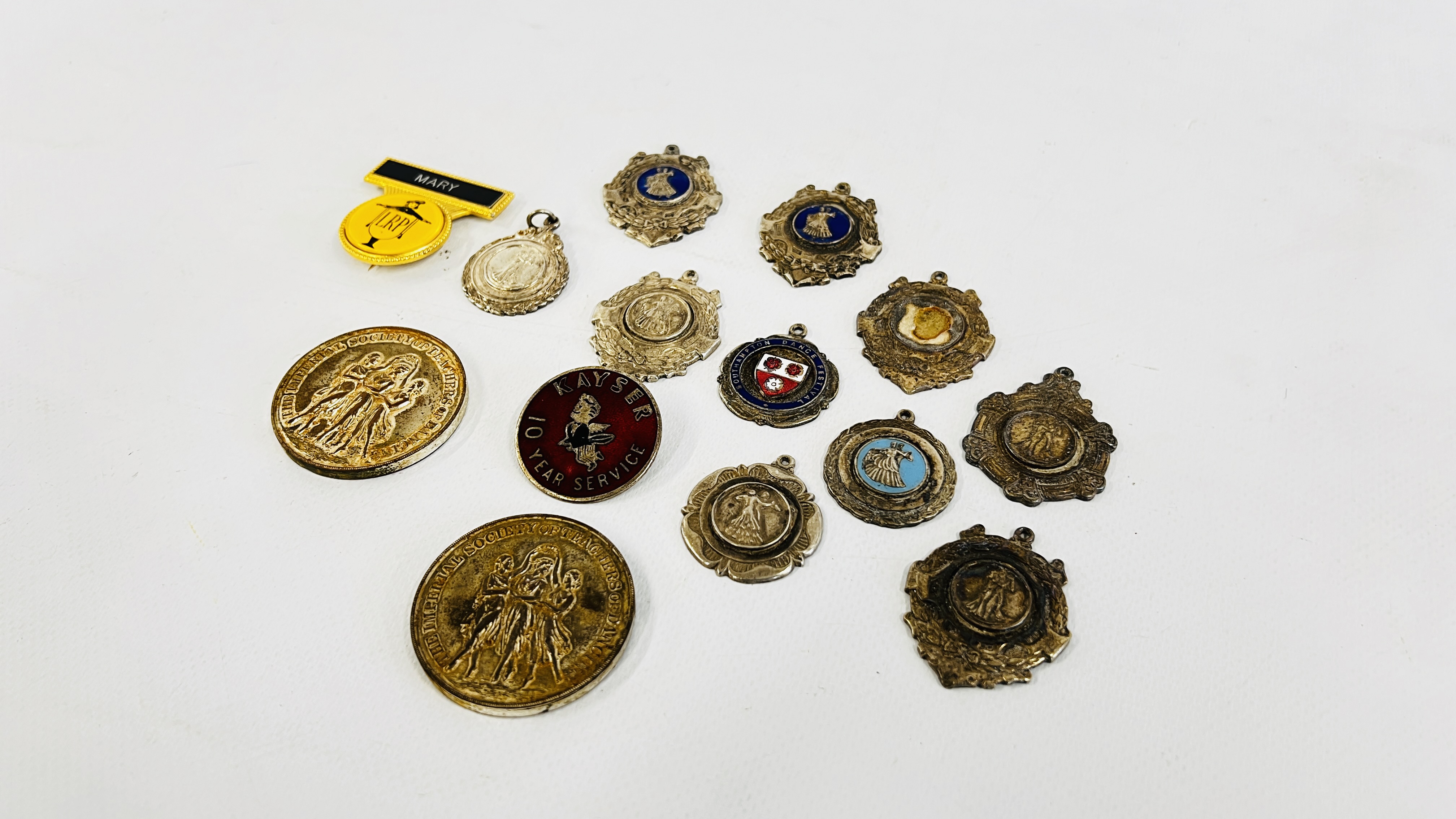 A GROUP OF VINTAGE MEDALS TO INCLUDE SILVER AND ENAMELLED EXAMPLES ALONG WITH AN ENAMELLED EXAMPLE