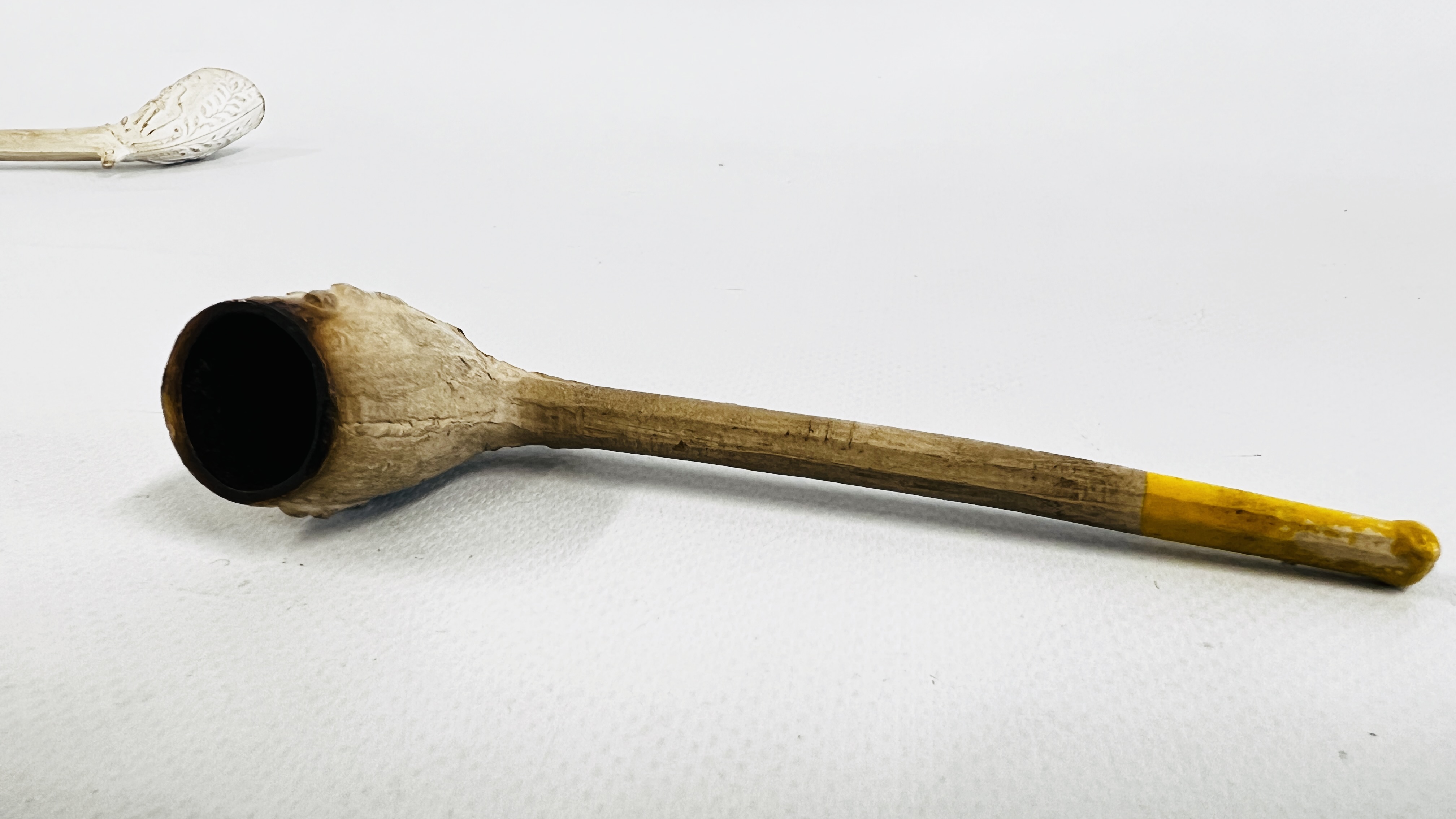 TWO ANTIQUE CLAY PIPES INCLUDING BOXING PIPER FROM SMITH V SULLIVAN. - Image 3 of 6