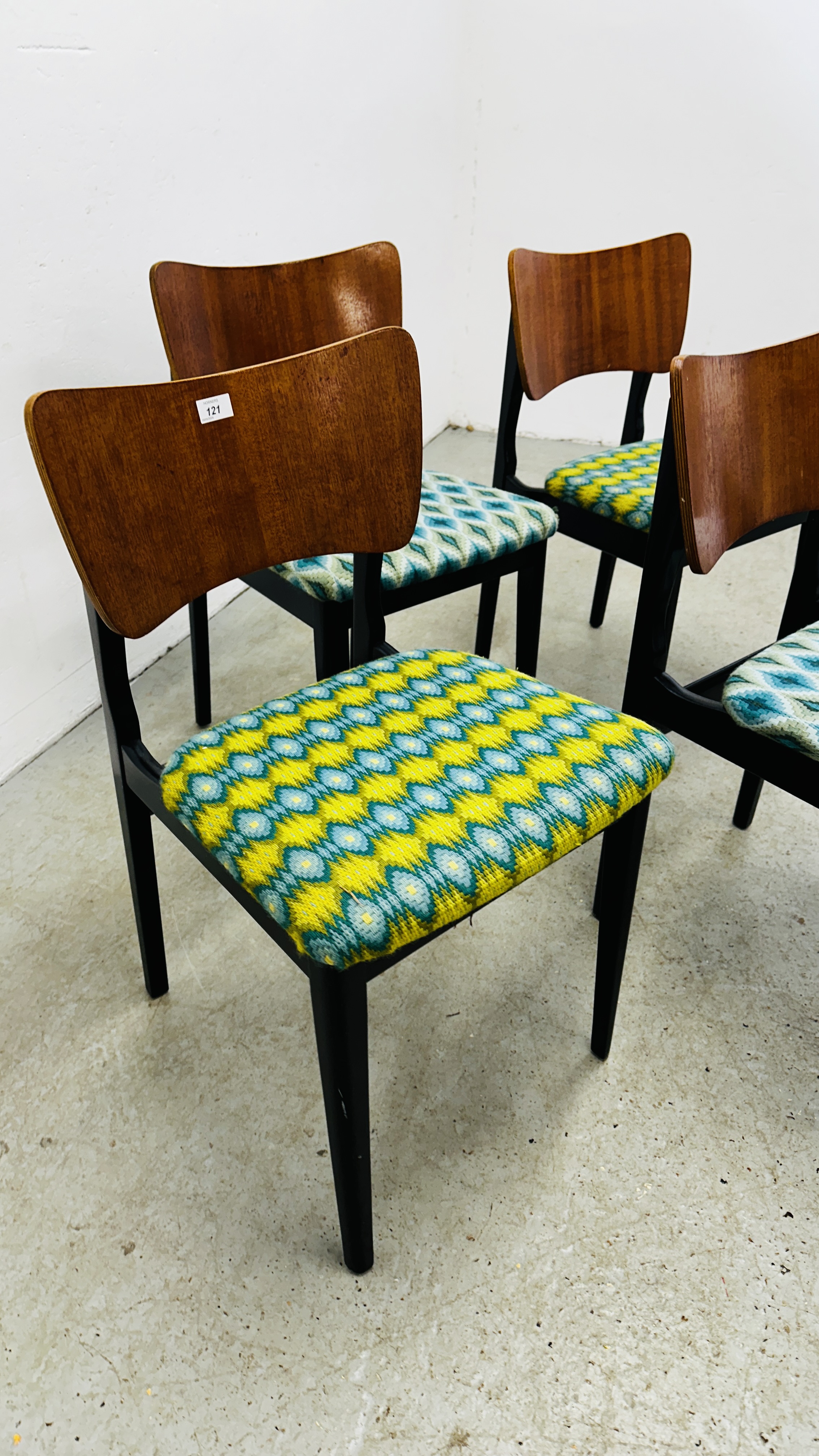 A SET OF 4 MID CENTURY DINING CHAIRS. - Image 17 of 19