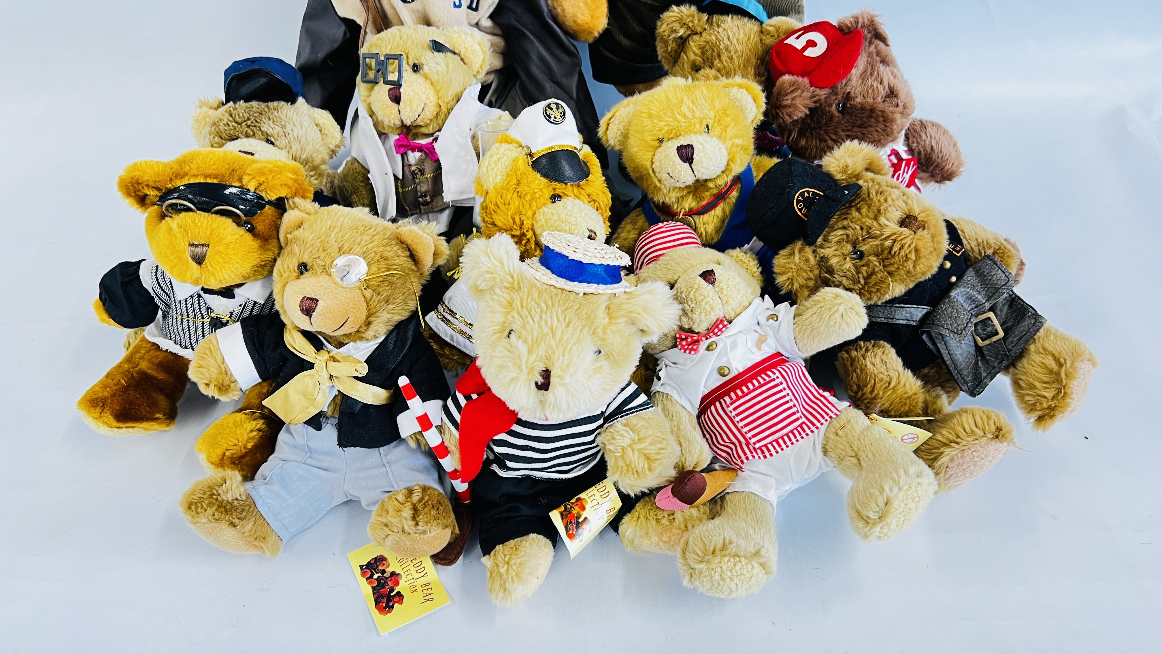A BOX OF GOOD QUALITY TEDDY BEARS TO INCLUDE MANY EXAMPLES MARKED "THE TEDDY BEAR COLLECTION". - Image 3 of 6