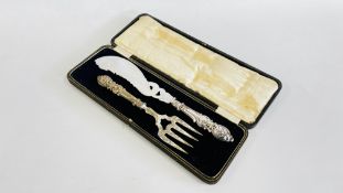 A VINTAGE CASED SET OF FISH SERVERS WITH WHITE METAL HANDLES.