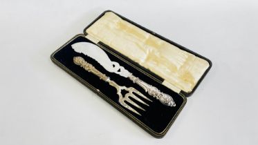 A VINTAGE CASED SET OF FISH SERVERS WITH WHITE METAL HANDLES.