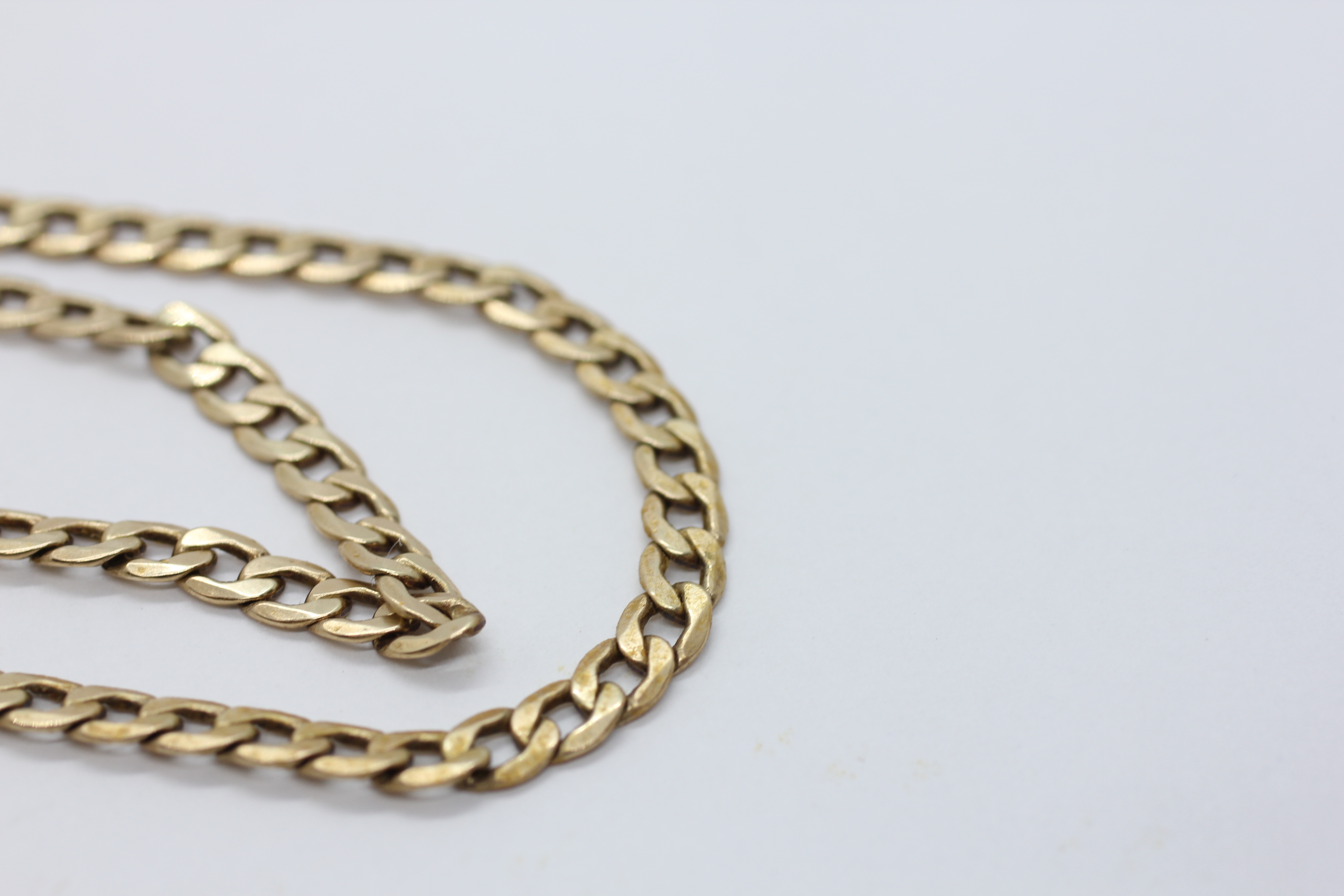 A 9CT GOLD FLAT LINK CURB CHAIN L 46CM. - Image 2 of 8