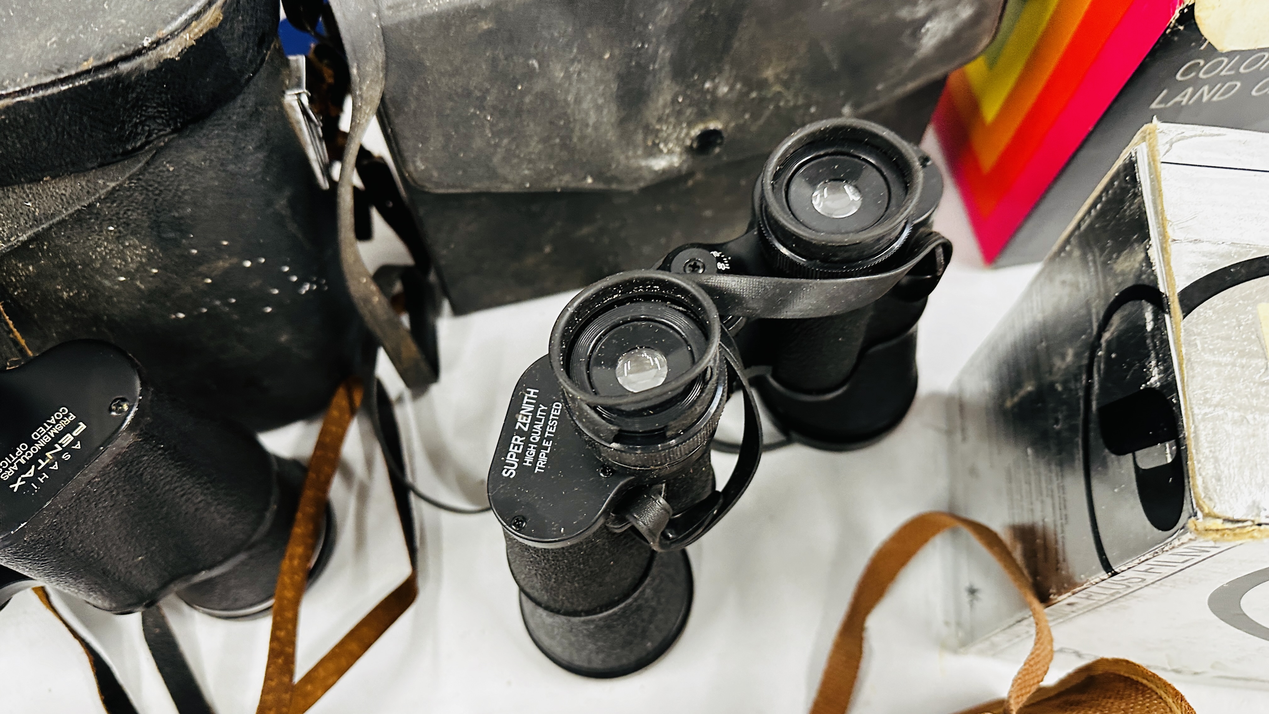 A BOX CONTAINING A GROUP OF CAMERAS AND EQUIPMENT TO INCLUDE POLAROID, - Image 9 of 13