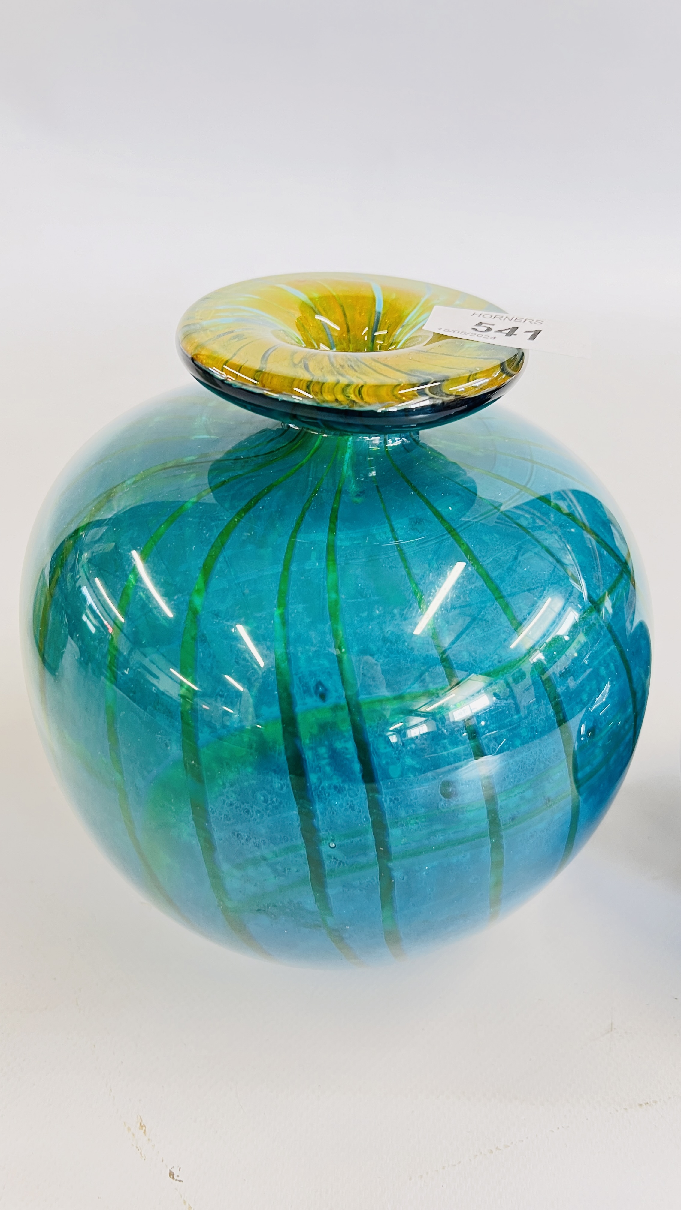 TWO "MDINA" ART GLASS VASES TO INCLUDE A SIGNED EXAMPLE H 12.5CM X H 18.5CM. - Image 3 of 5