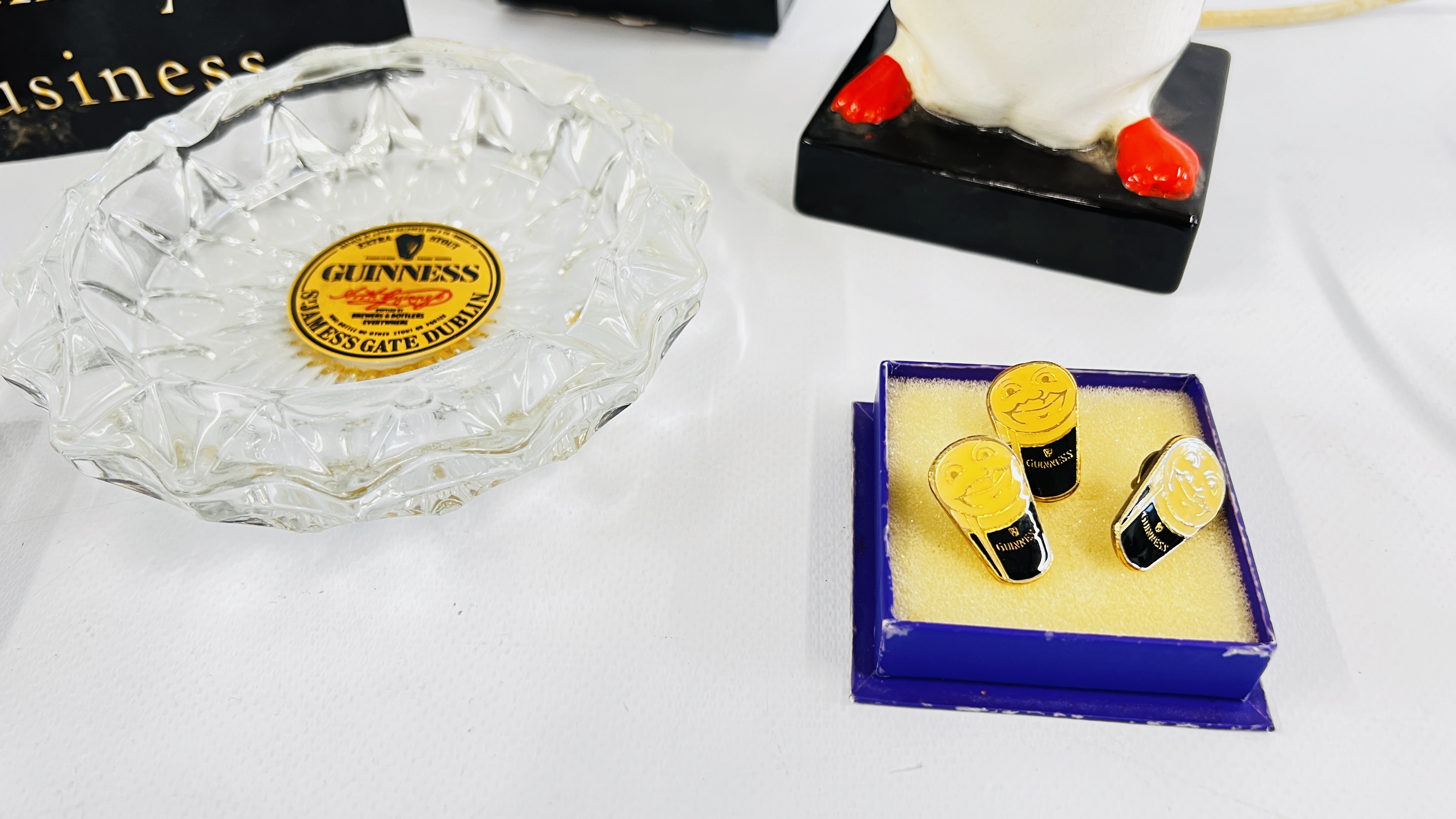 GUINNESS MERCHANDISE TO INCLUDE VINTAGE PENGUIN "DRAUGHT GUINNESS" TABLE LAMP, CUFF LINKS, - Image 6 of 7