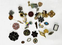 AN EXTENSIVE COLLECTION OF ASSORTED MODERN AND VINTAGE BROOCHES TO INCLUDE A SILVER AMBER SET
