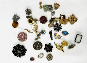 AN EXTENSIVE COLLECTION OF ASSORTED MODERN AND VINTAGE BROOCHES TO INCLUDE A SILVER AMBER SET