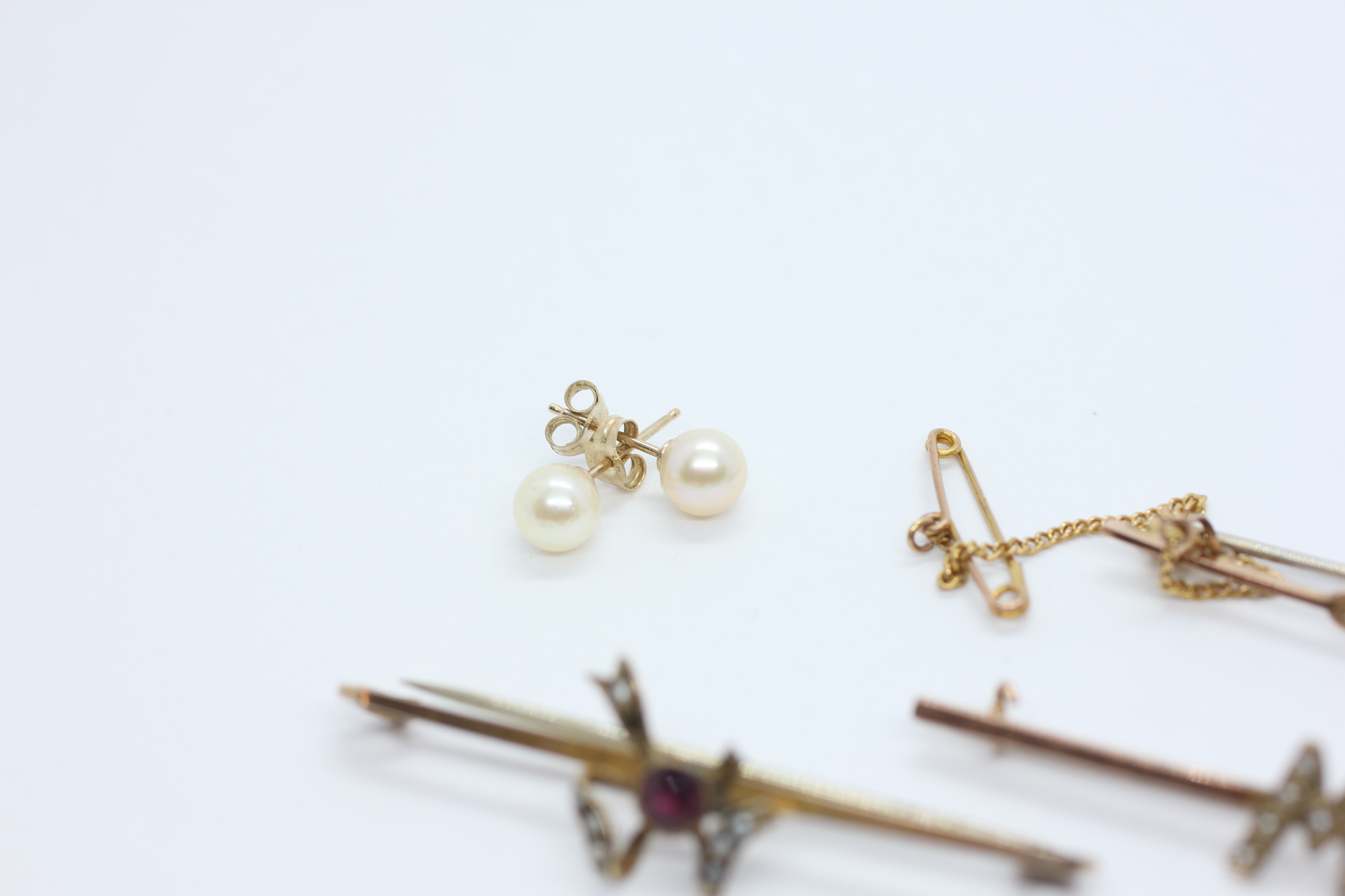 A GROUP OF FOUR 9CT. GOLD VINTAGE STONE SET BROOCHES, TWO SINGLE 9CT. GOLD EARRINGS, PAIR OF 9CT. - Image 8 of 10