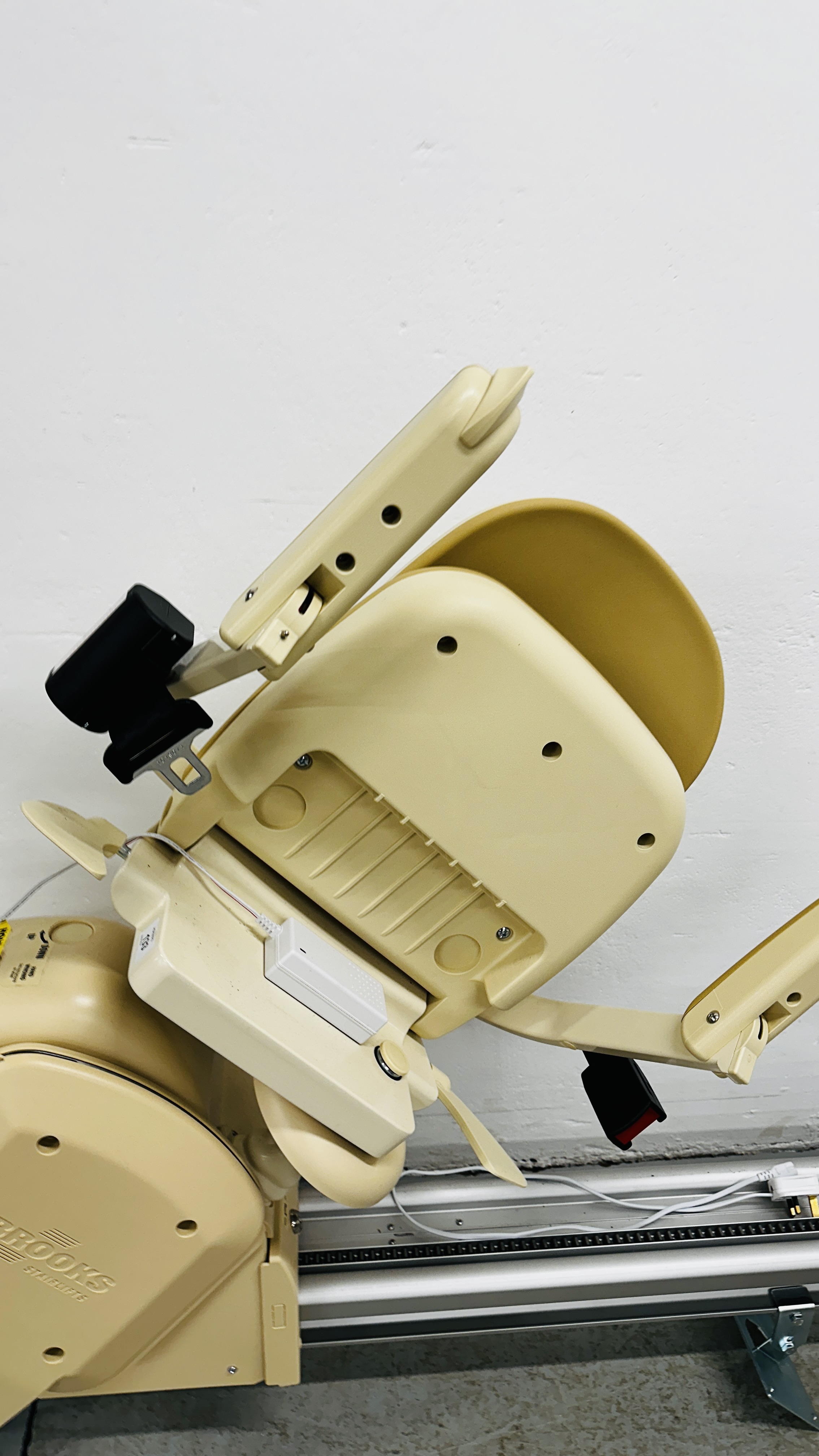 BROOKS STAIR LIFT SUPPLIED BY HOLT MOBILITY 2021 COST £2000 COMPLETE WITH KEY, - Bild 3 aus 14