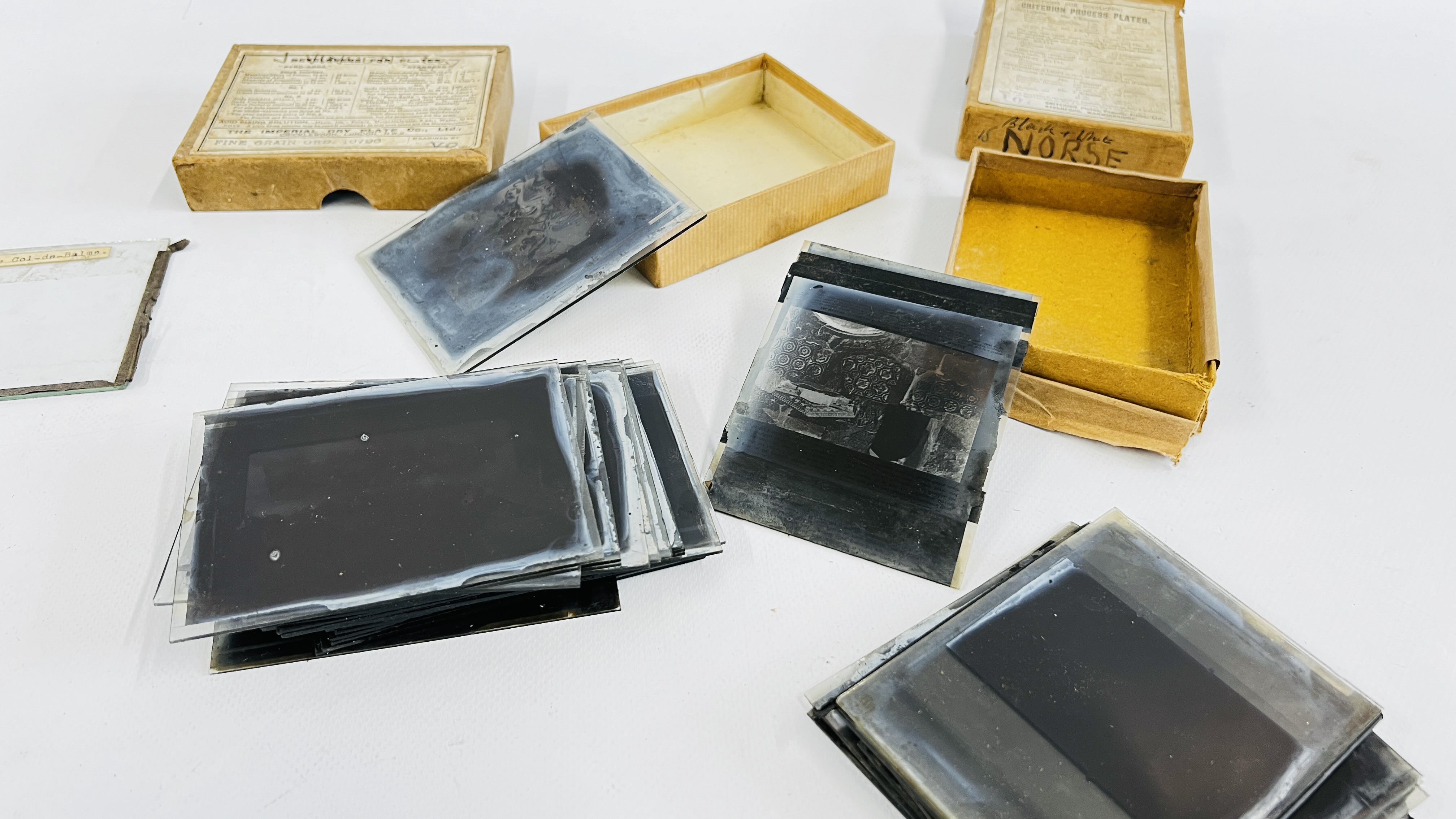 A GROUP OF VINTAGE GLASS LANTERN SLIDES DEPICTING VARIOUS COLOURED AND BLACK AND WHITE SCENES. - Bild 4 aus 6