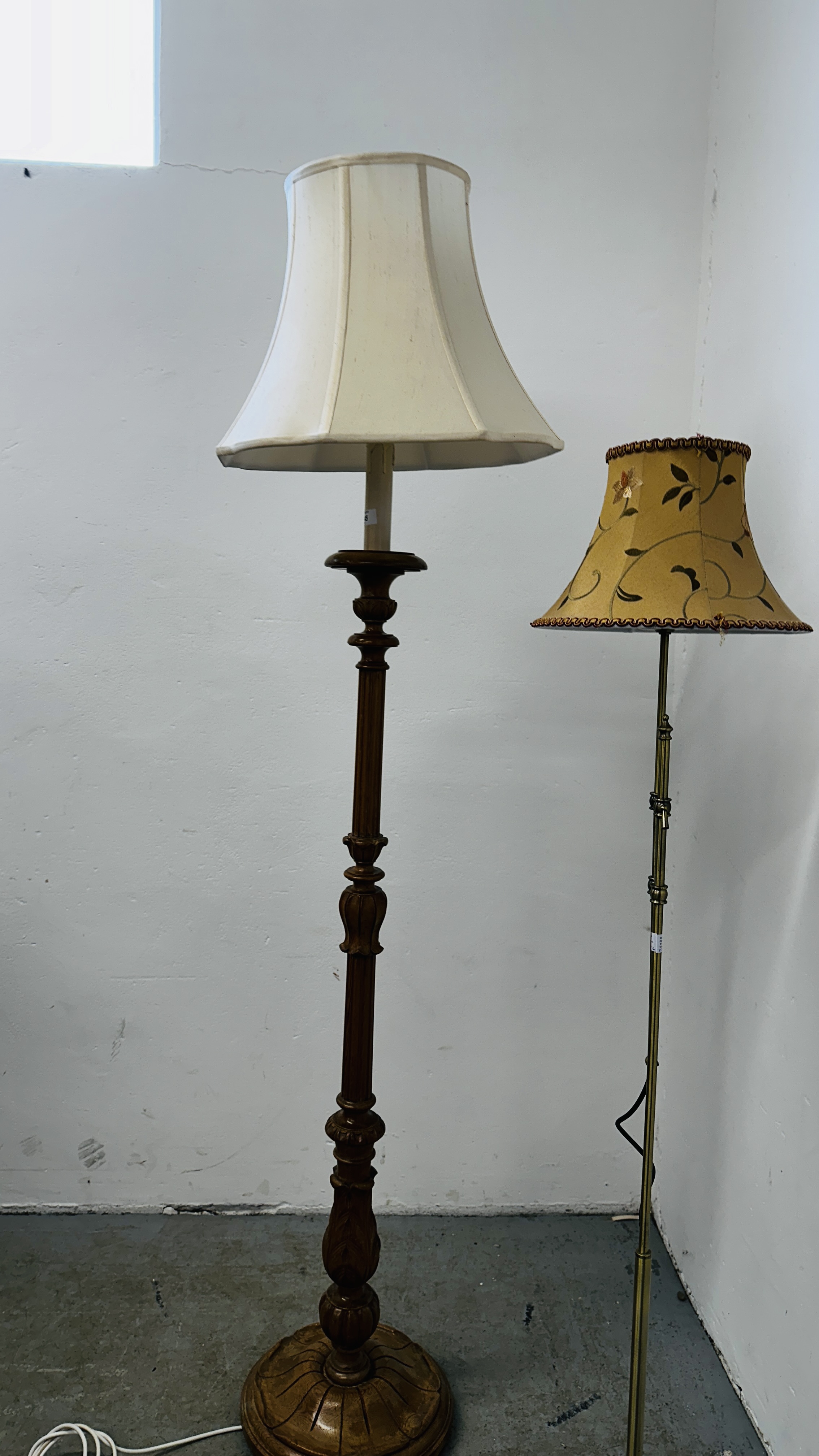 A CARVED PINE LAMP STANDARD AND CREAM SHADE AND A MODERN BRASSED ADJUSTABLE LAMP STANDARD AND - Bild 10 aus 10