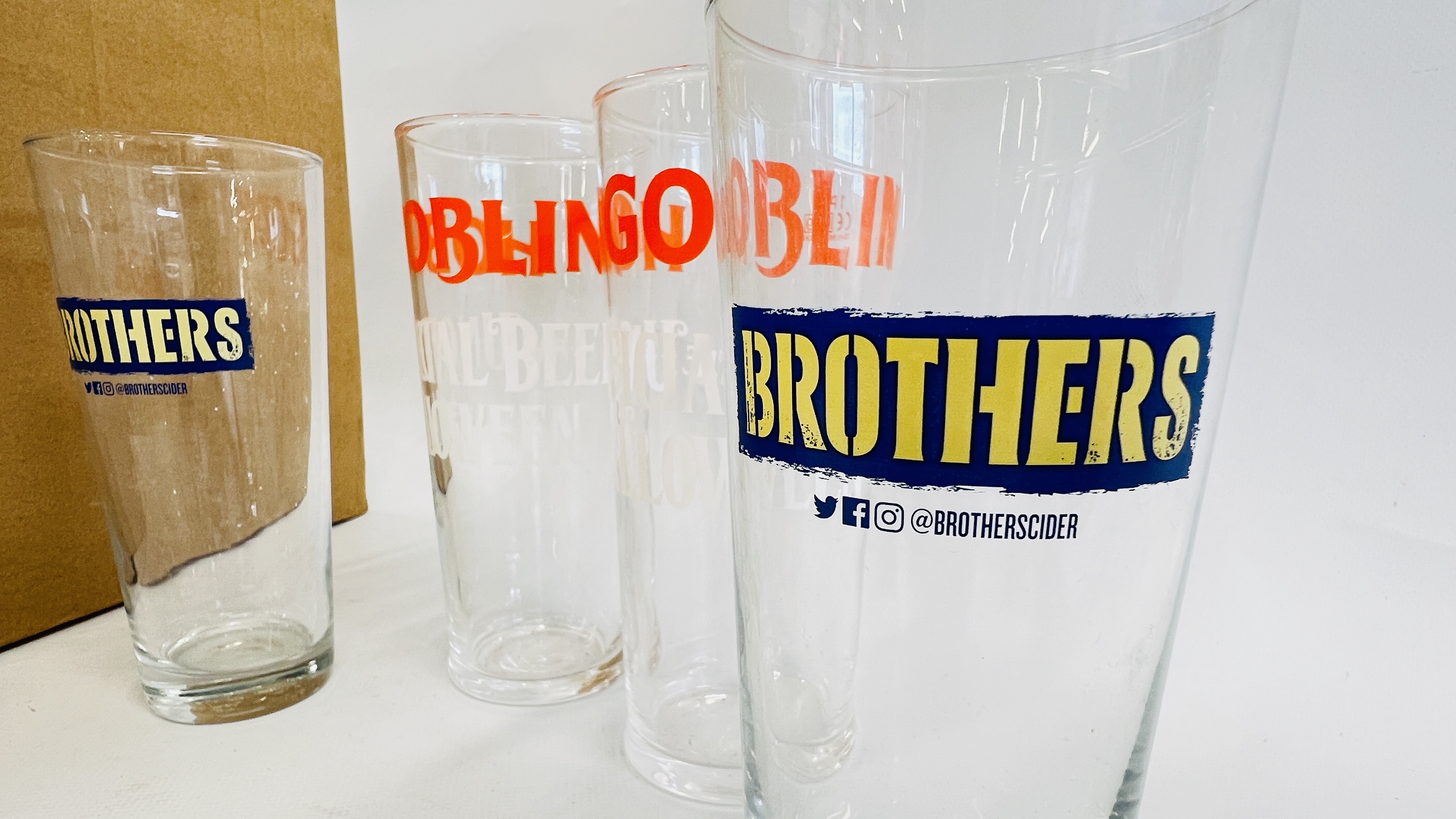 A GROUP OF PINT GLASSES TO INCLUDE HOBGOBLIN & BROTHERS EXAMPLES. - Bild 3 aus 4