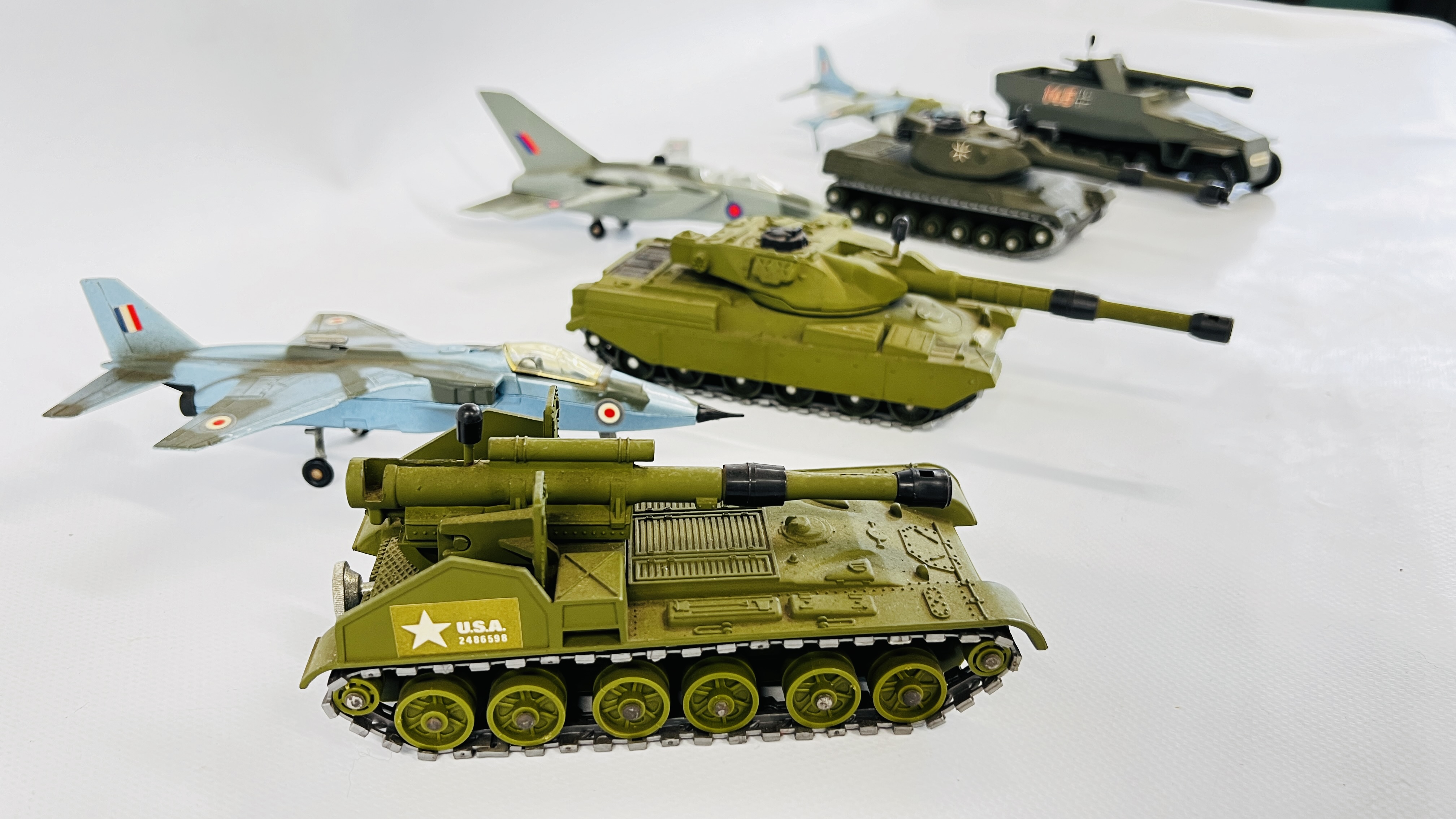 A GROUP OF 4 X DIE-CAST MILITARY DINKY TANKS ALONG WITH 4 X DIE-CAST DINKY FIGHTER PLANES / JETS. - Image 8 of 8
