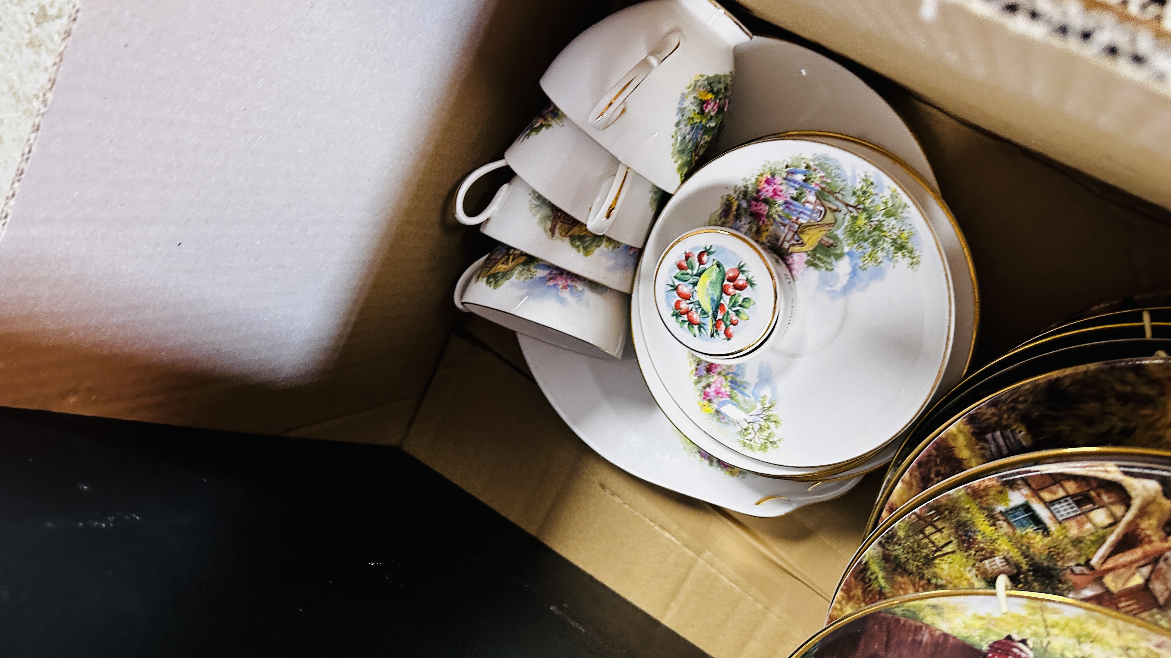 3 X BOXES OF ASSORTED SUNDRY CHINA TO INCLUDE A VINTAGE OAK CASED BISCUIT BARREL AND CHROME LID AND - Bild 9 aus 11