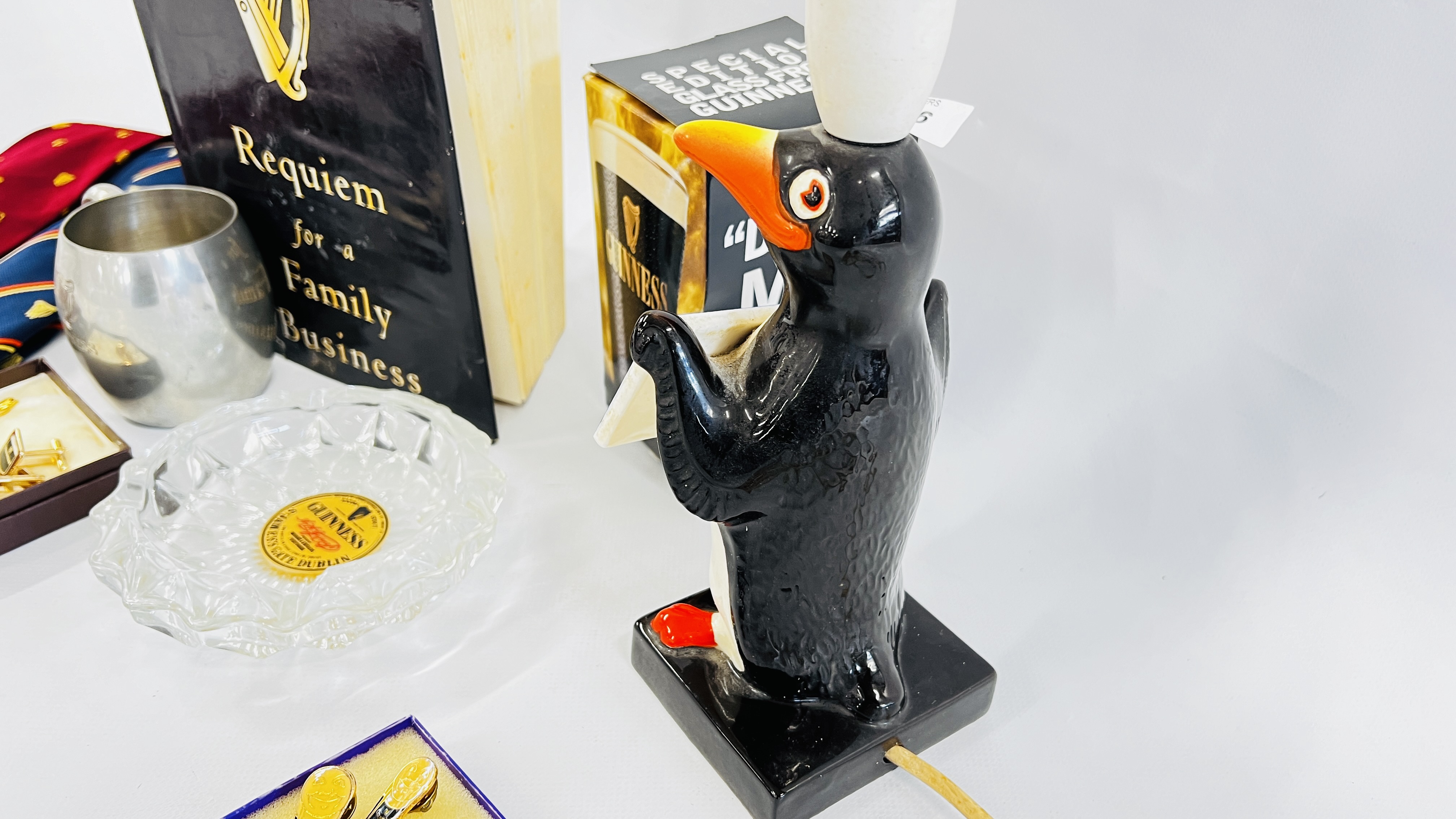 GUINNESS MERCHANDISE TO INCLUDE VINTAGE PENGUIN "DRAUGHT GUINNESS" TABLE LAMP, CUFF LINKS, - Bild 7 aus 7