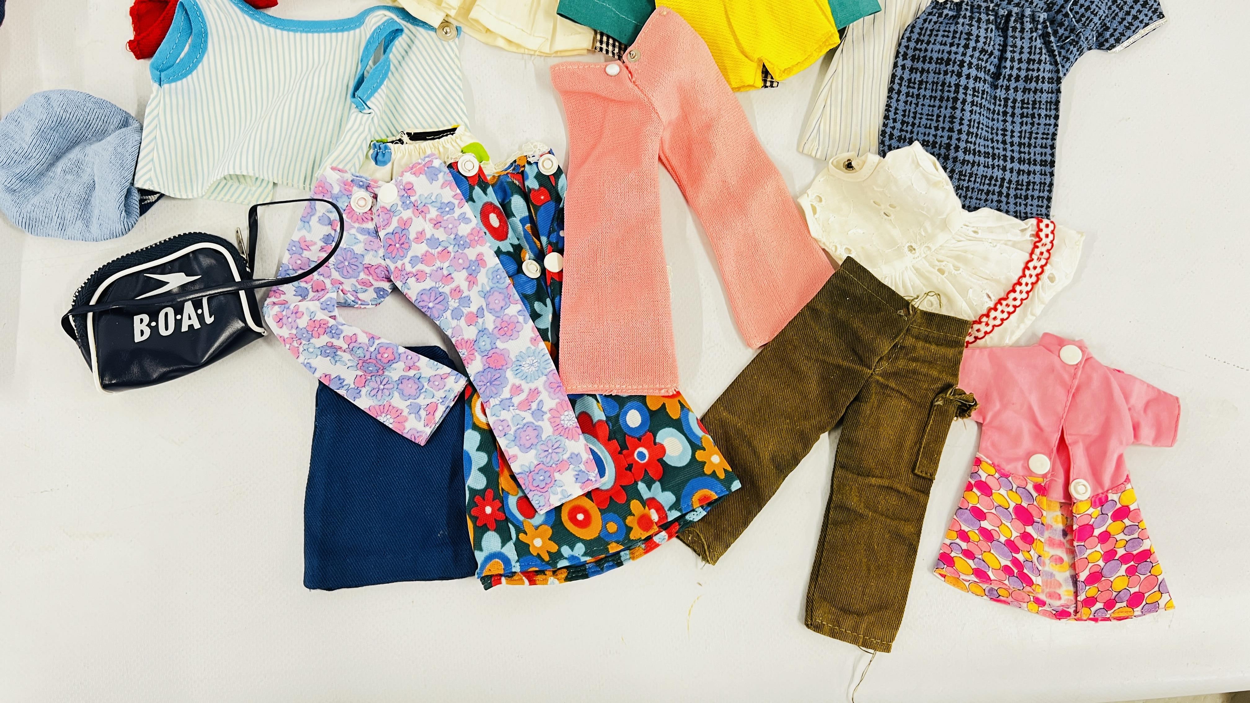 A VINTAGE "SINDY" DOLL ALONG WITH A COLLECTION OF CLOTHING AND ACCESSORIES TO INCLUDE EXAMPLES - Image 6 of 7