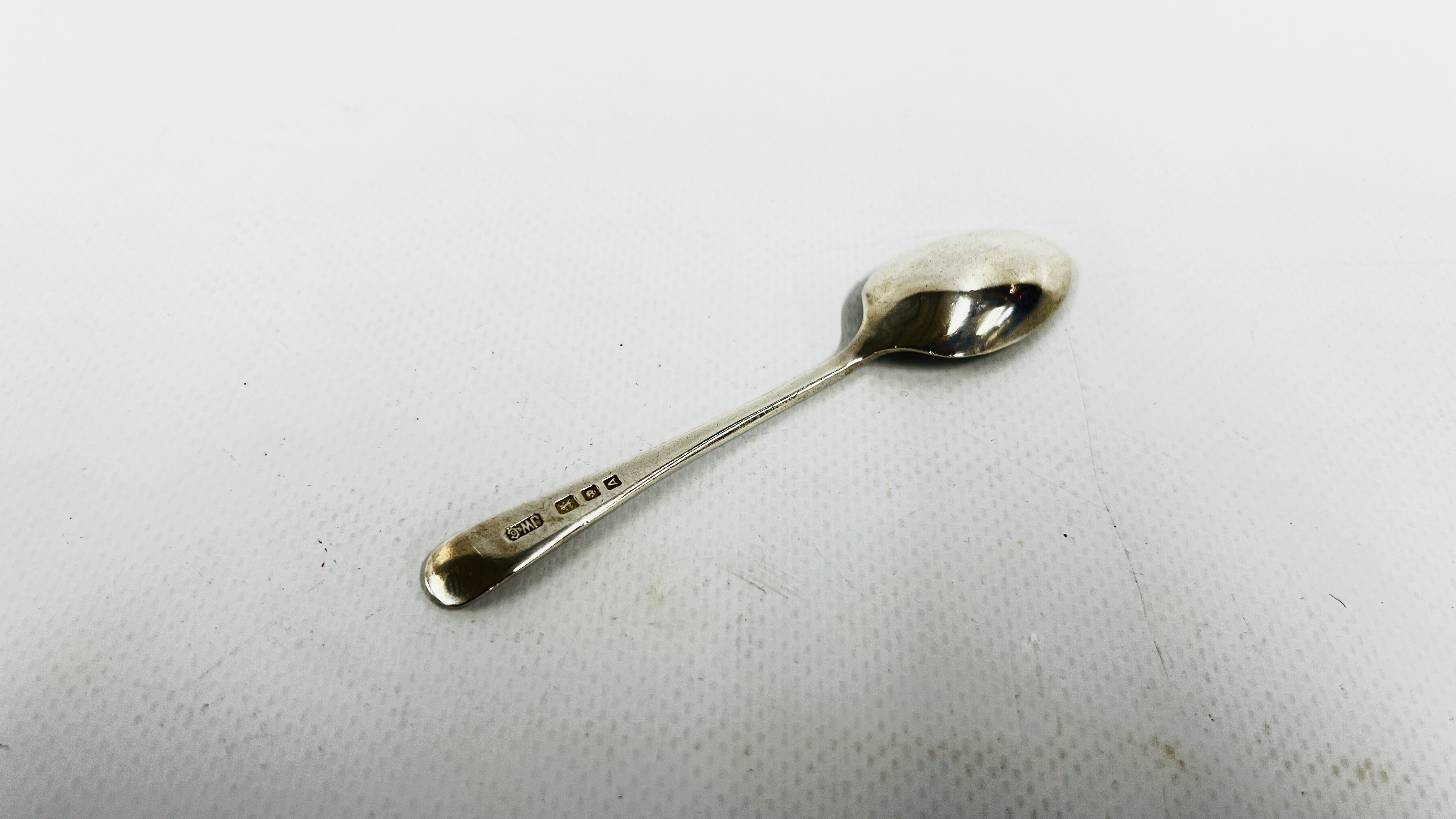 A VINTAGE CASED SILVER EGG CUP AND SPOON, LONDON ASSAY, MAKERS JOSIAH WILLIAMS. - Image 6 of 7