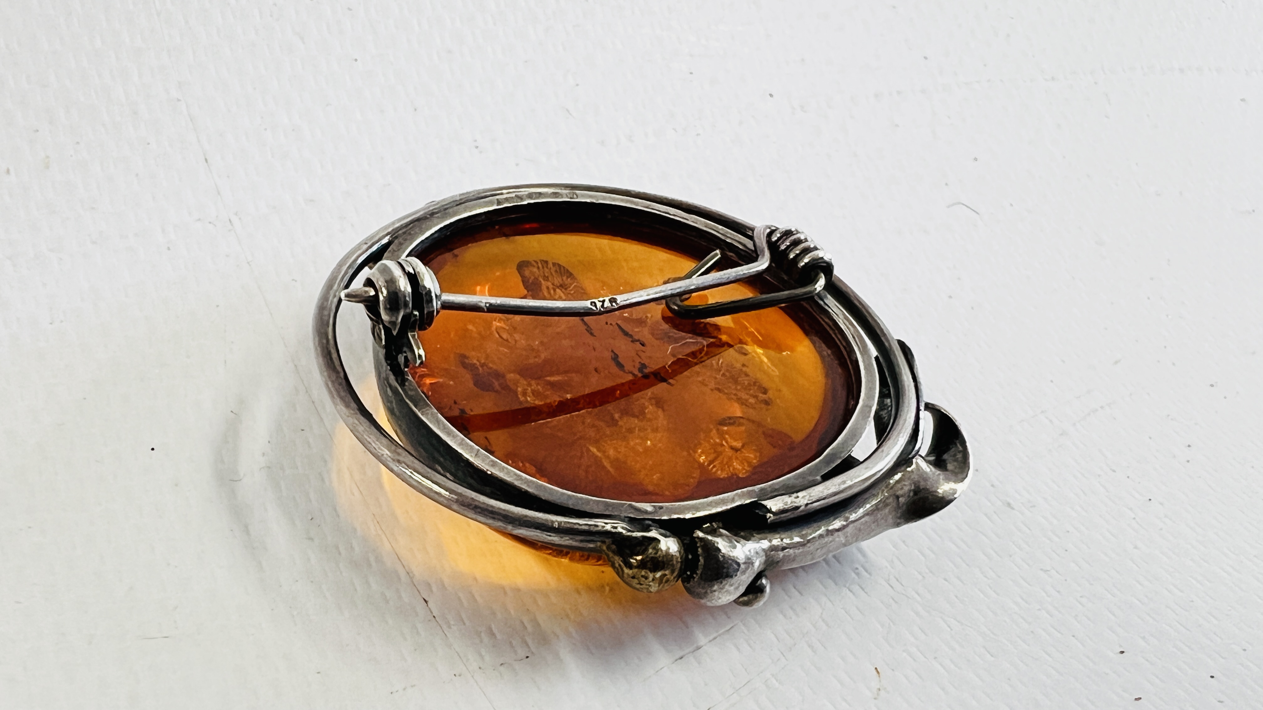 A VINTAGE SILVER BROOCH INSET WITH AN AMBER TYPE STONE. - Image 5 of 5